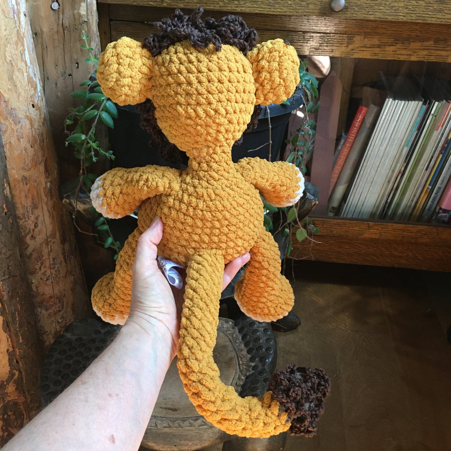 LE ROI LÉON - LION JAUNE à grosse bedaine, peut être personnalisé en toutou de naissance