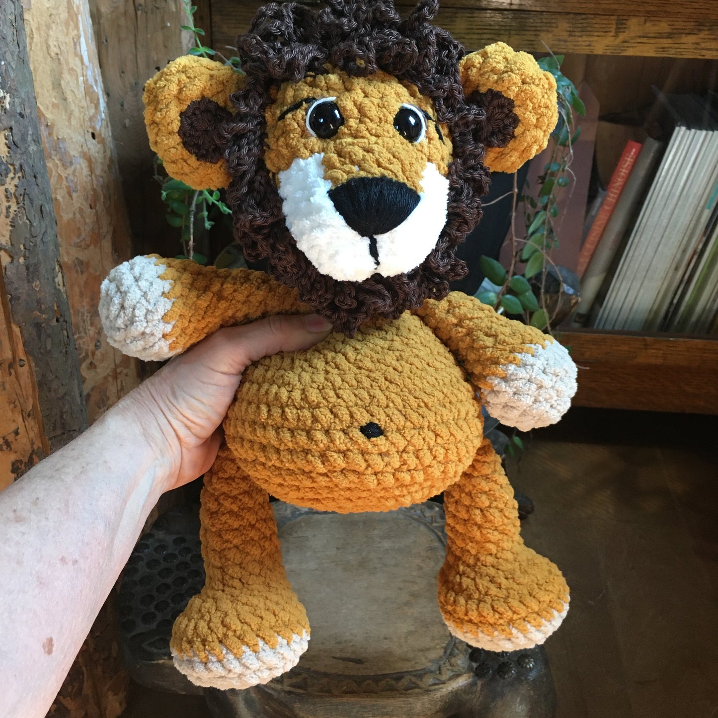 LE ROI LÉON - LION JAUNE à grosse bedaine, peut être personnalisé en toutou de naissance