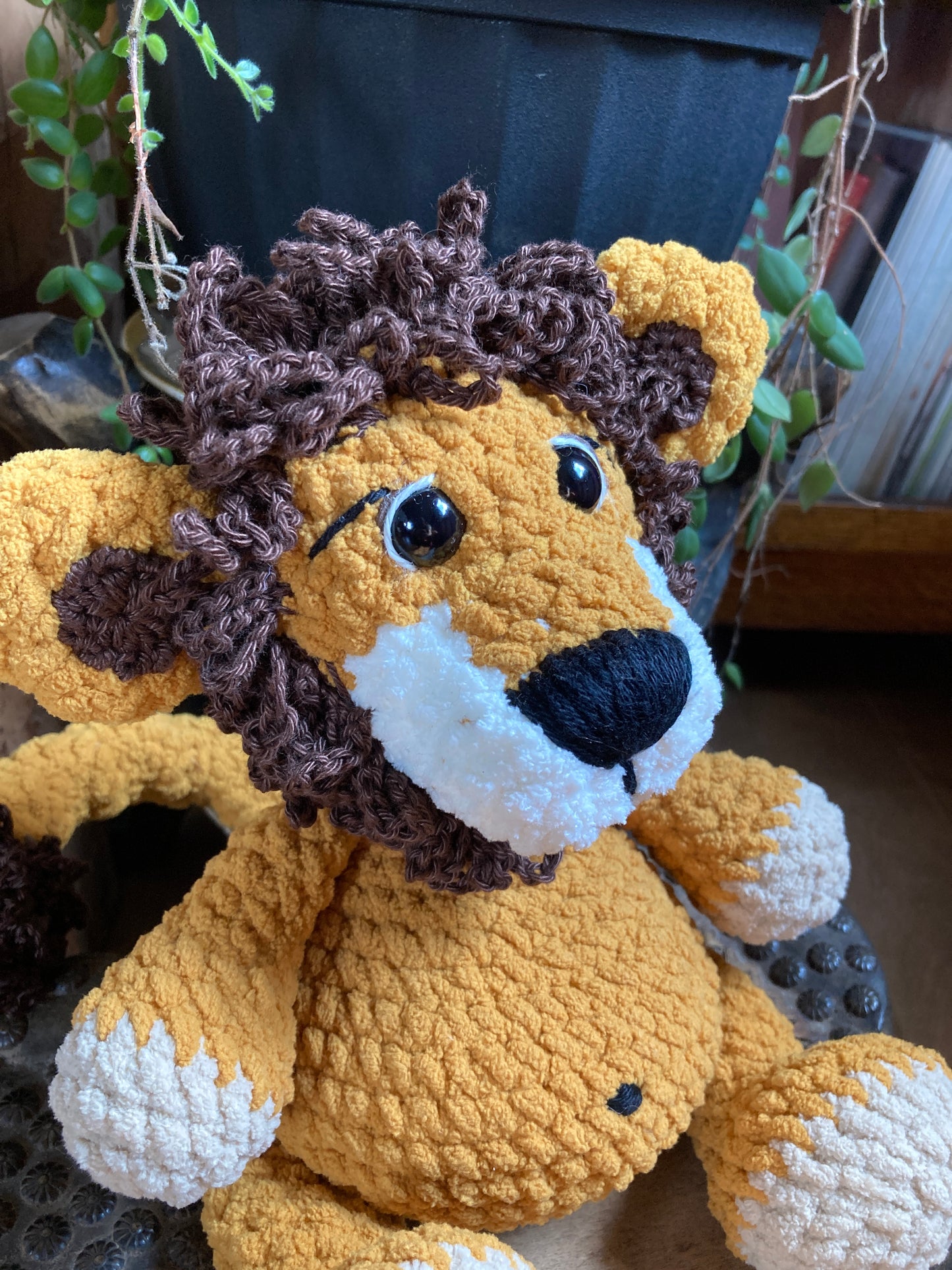LE ROI LÉON - LION JAUNE à grosse bedaine, peut être personnalisé en toutou de naissance
