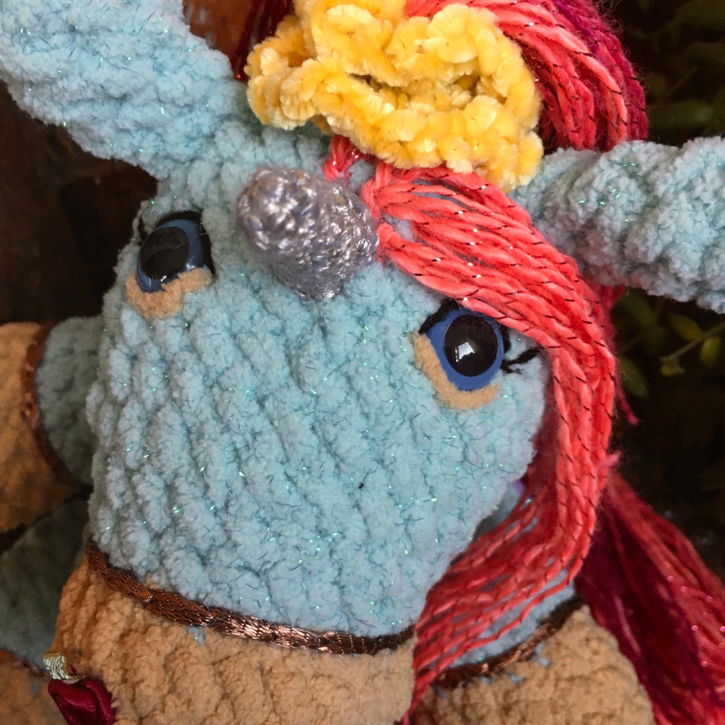 THÉA, LA LICORNE BLING-BLING À COIFFER aux couleurs bleu scintillantes et beige, cadeau unique très girly, Peut être personnalisée en TOUTOU DE NAISSANCE