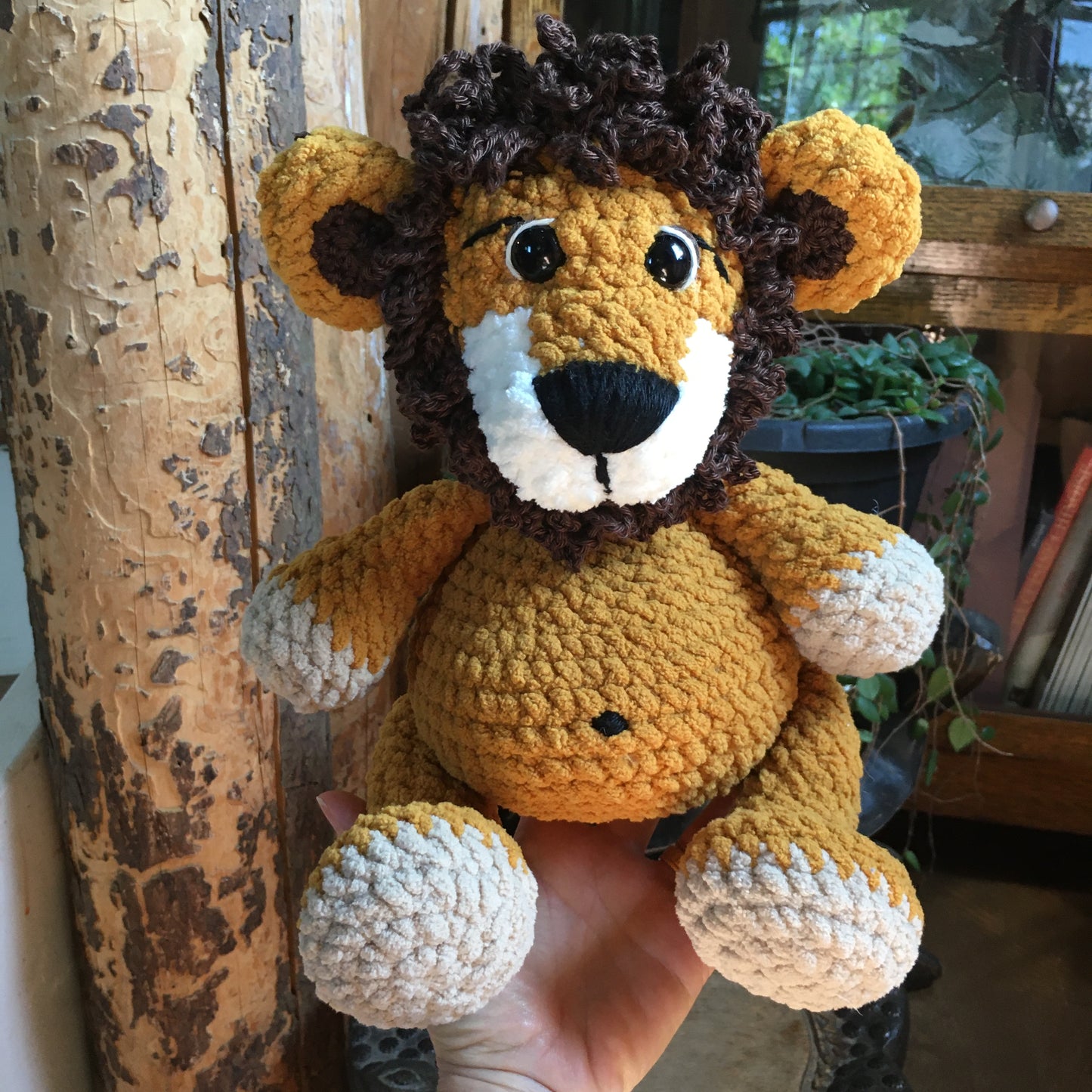 LE ROI LÉON - LION JAUNE à grosse bedaine, peut être personnalisé en toutou de naissance