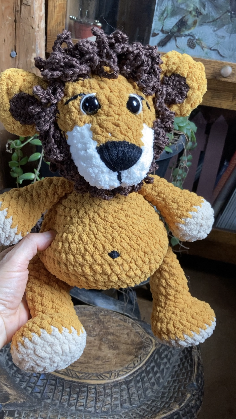 LE ROI LÉON - LION JAUNE à grosse bedaine, peut être personnalisé en toutou de naissance