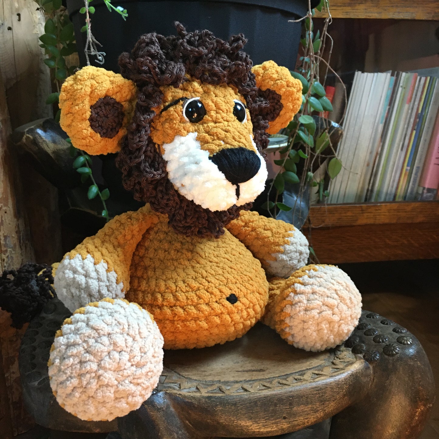 LE ROI LÉON - LION JAUNE à grosse bedaine, peut être personnalisé en toutou de naissance