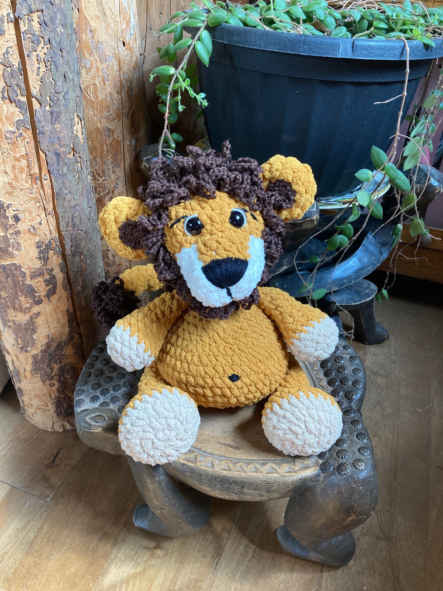 LE ROI LÉON - LION JAUNE à grosse bedaine, peut être personnalisé en toutou de naissance