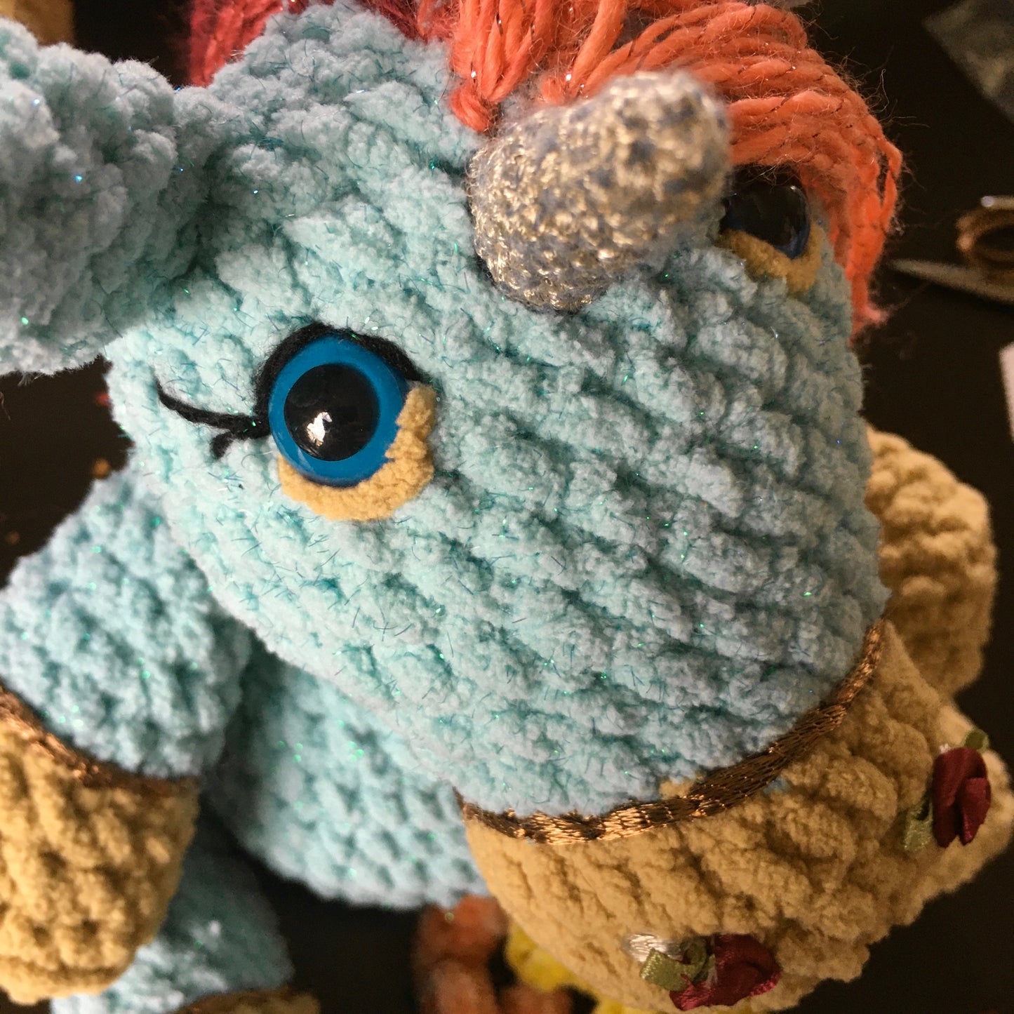 THÉA, LA LICORNE BLING-BLING À COIFFER aux couleurs bleu scintillantes et beige, cadeau unique très girly, Peut être personnalisée en TOUTOU DE NAISSANCE