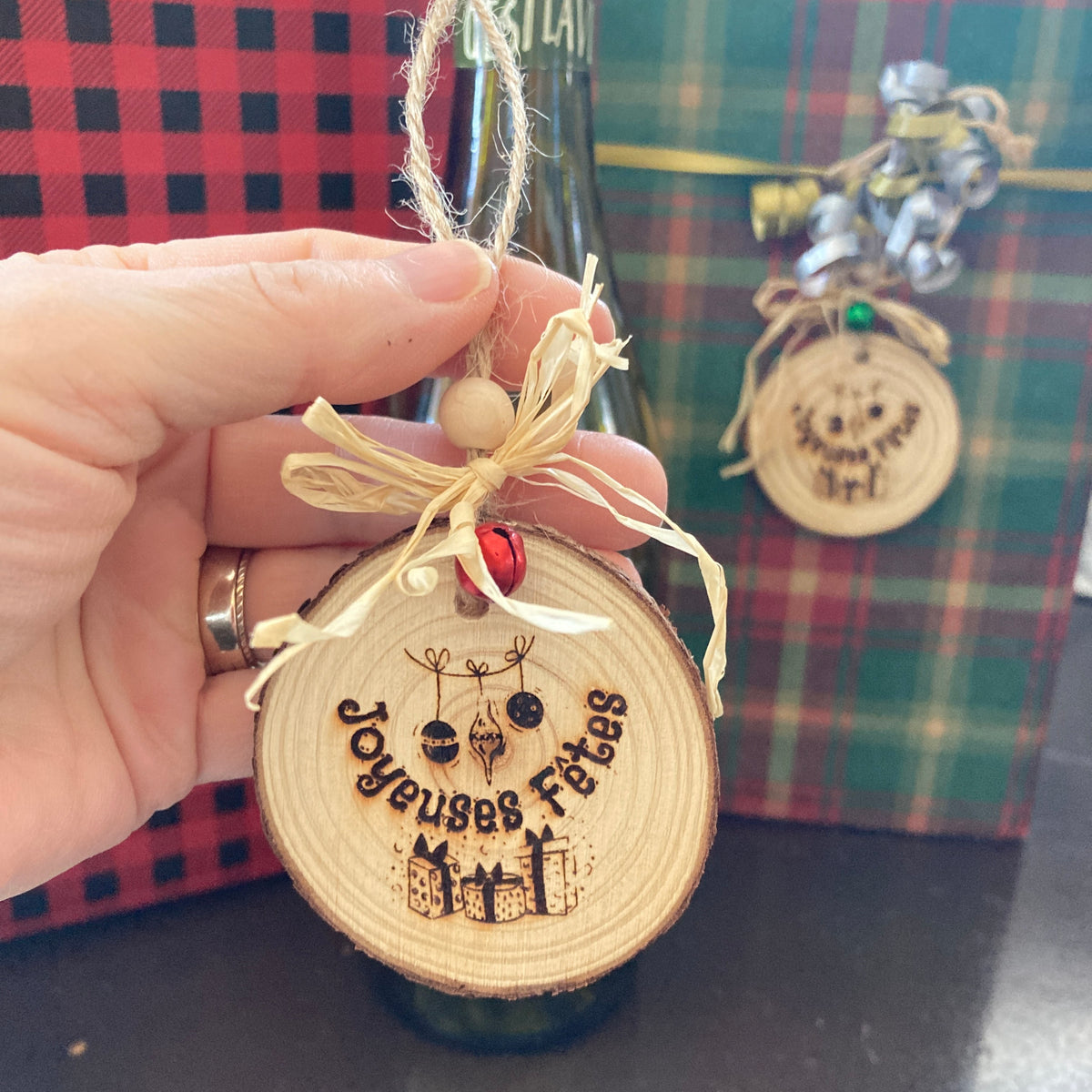 JOYEUSES FÊTES (cadeaux) - ORNEMENT en BOIS gravé