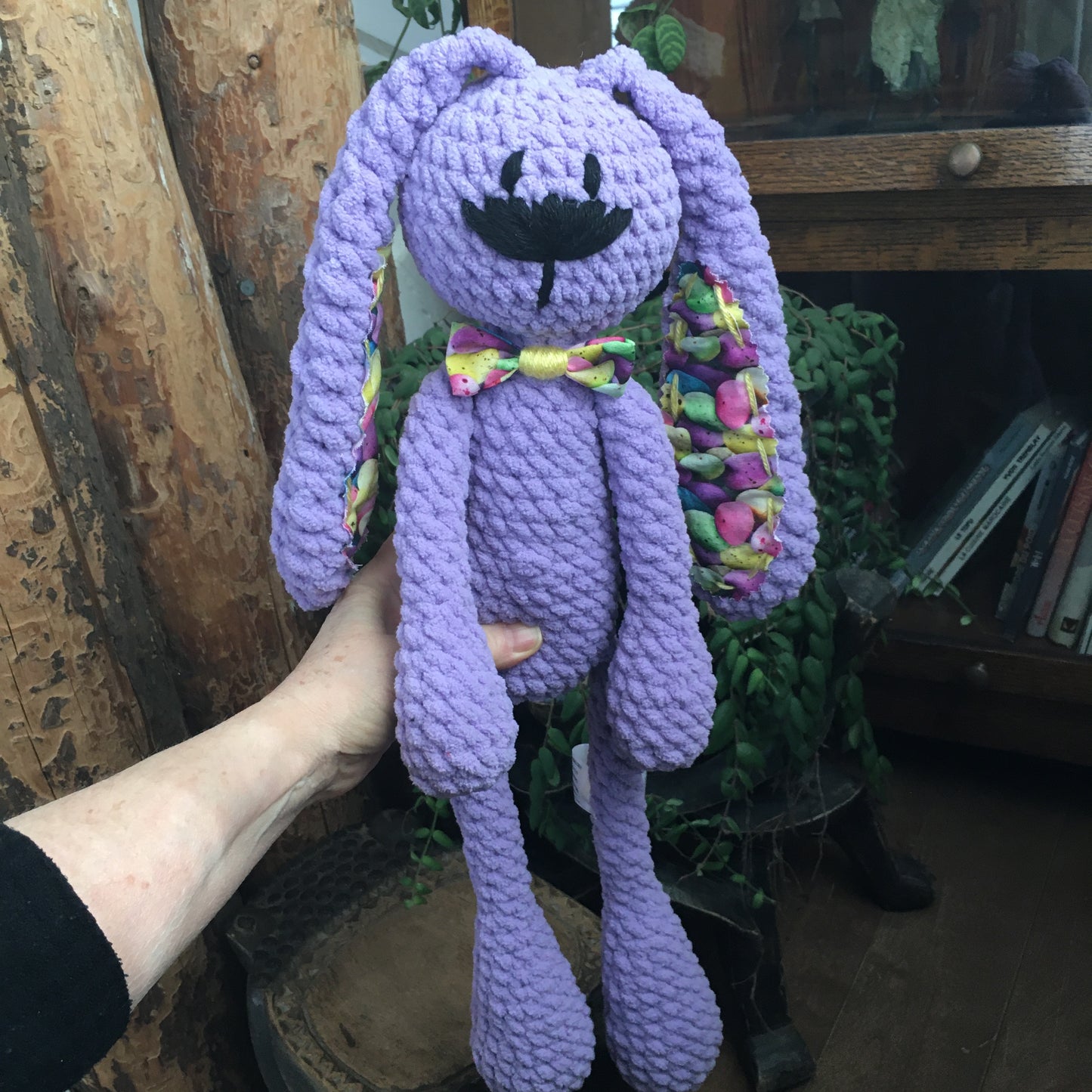 Le LAPIN LILAS aux longues pattes et longues oreilles, le cadeau idéal pour Pâques, Peut être personnalisé en TOUTOU DE NAISSANCE