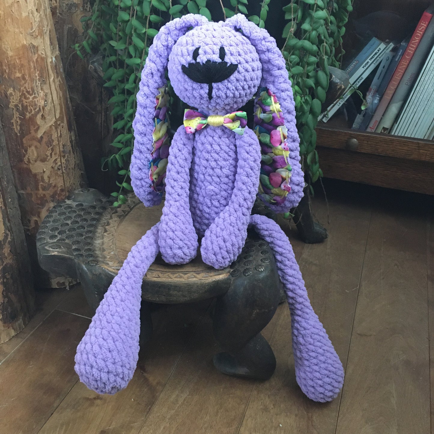 Le LAPIN LILAS aux longues pattes et longues oreilles, le cadeau idéal pour Pâques, Peut être personnalisé en TOUTOU DE NAISSANCE