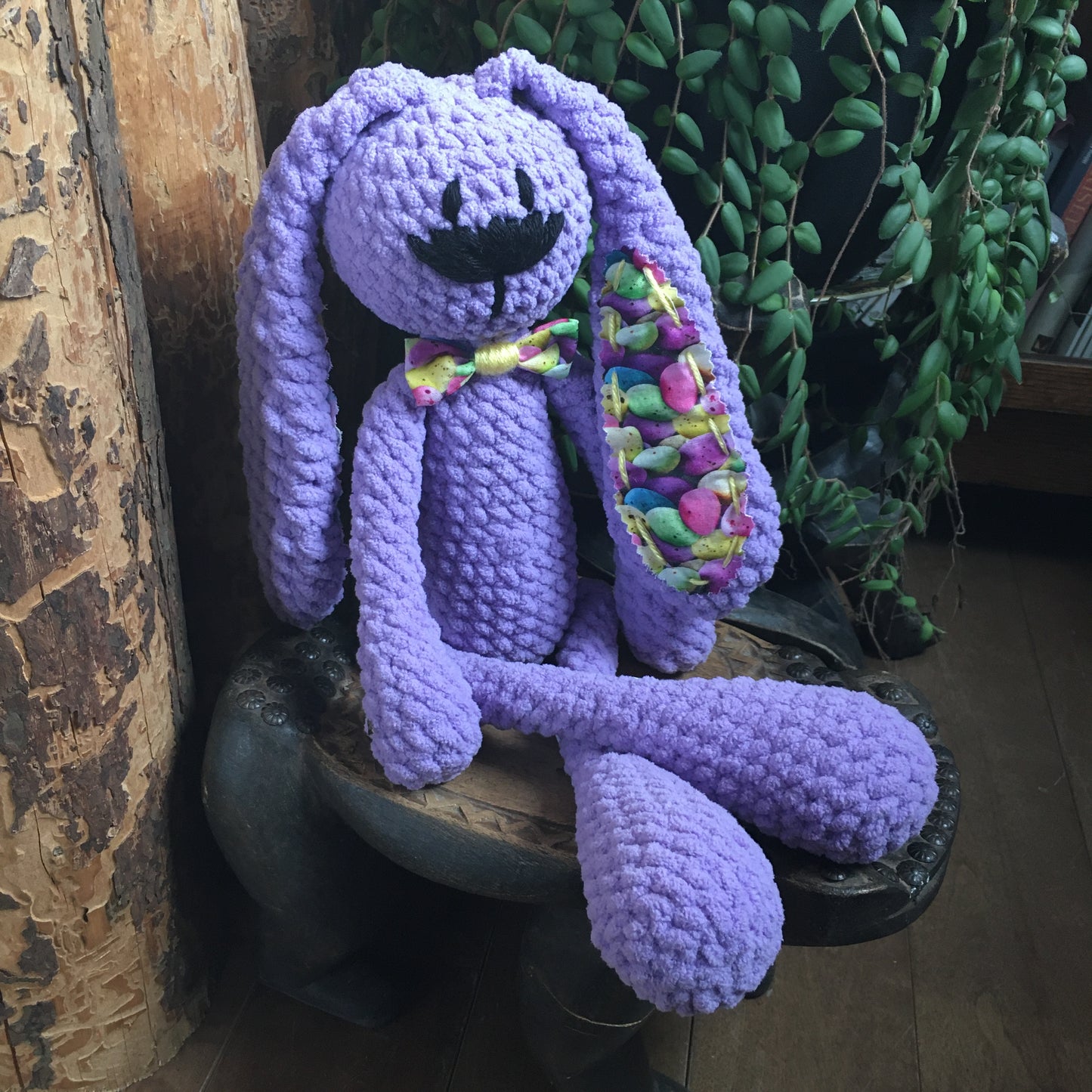 Le LAPIN LILAS aux longues pattes et longues oreilles, le cadeau idéal pour Pâques, Peut être personnalisé en TOUTOU DE NAISSANCE