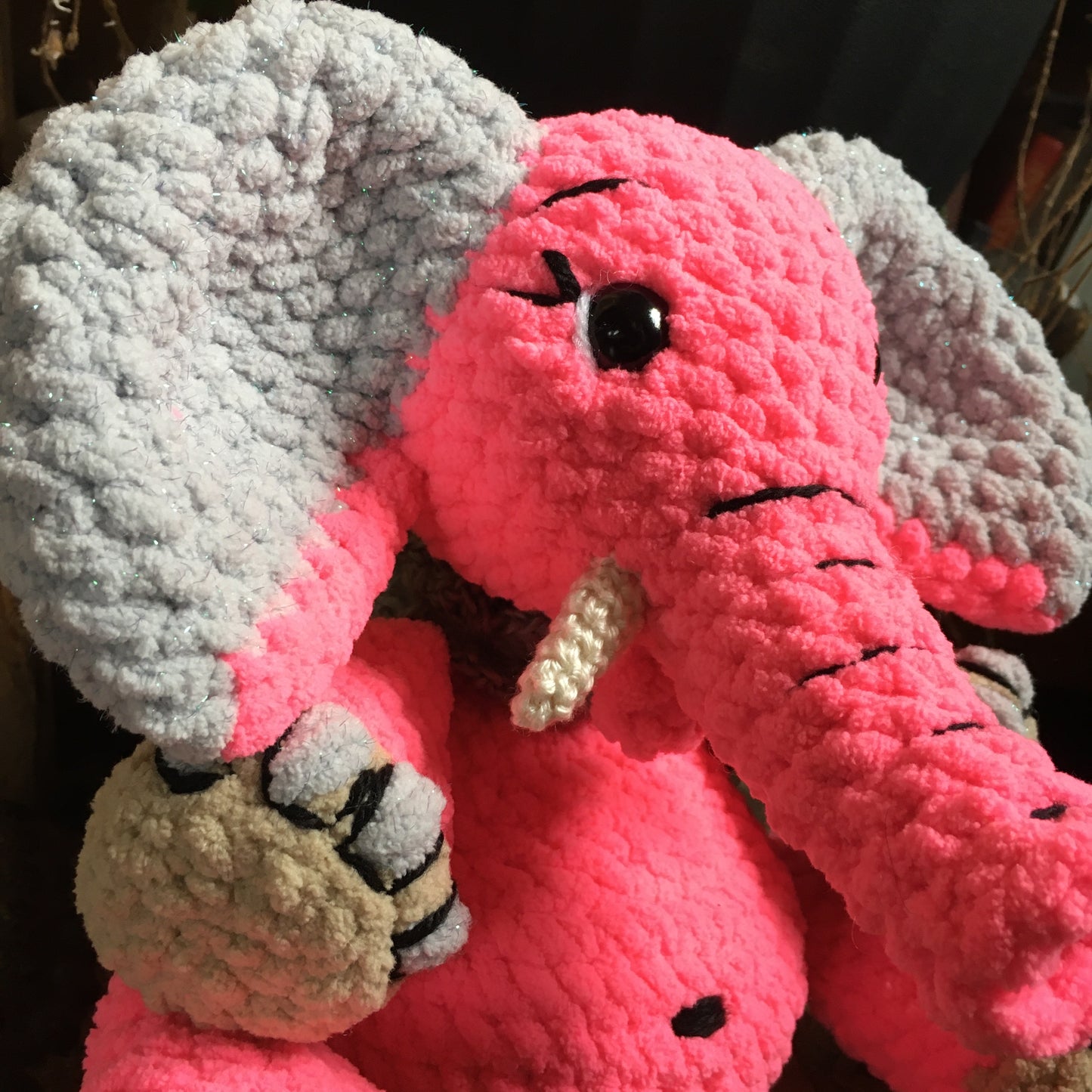 ANGÉLA L’ÉLÉPHANT ROSE à grosse bedaine, peut être personnalisé en TOUTOU DE NAISSANCE