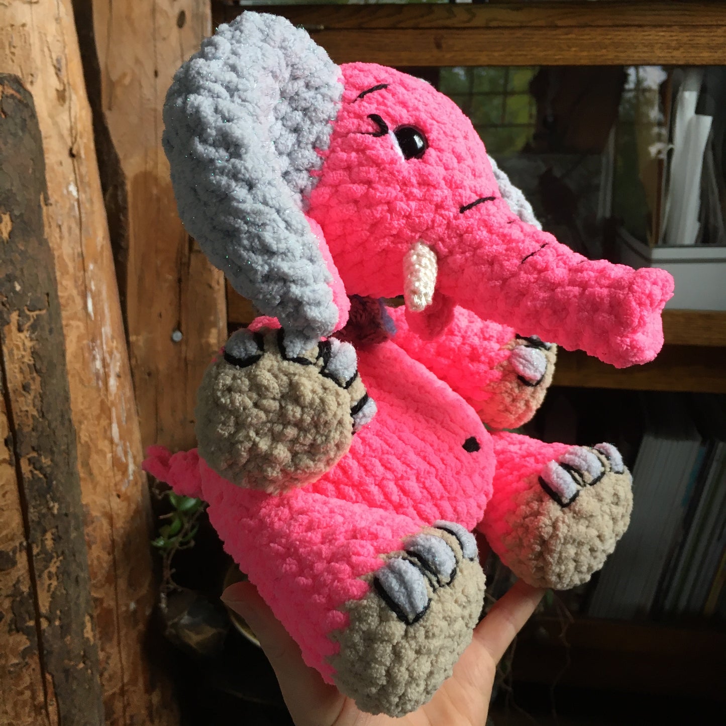 ANGÉLA L’ÉLÉPHANT ROSE à grosse bedaine, peut être personnalisé en TOUTOU DE NAISSANCE