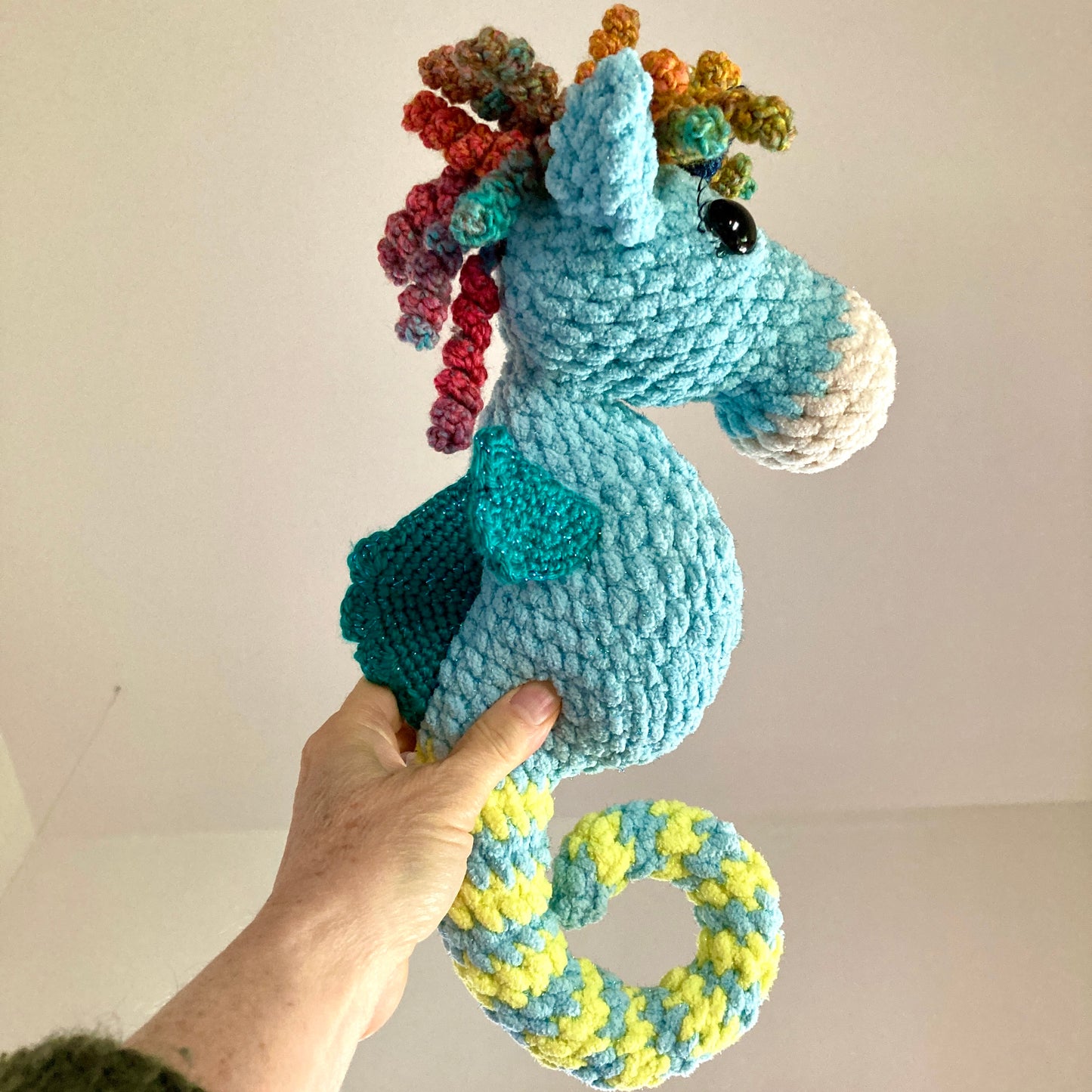 LA LILICORNE SCINTILLANTE, la petit licorne des mers bouclée aux jolie couleurs aquatiques