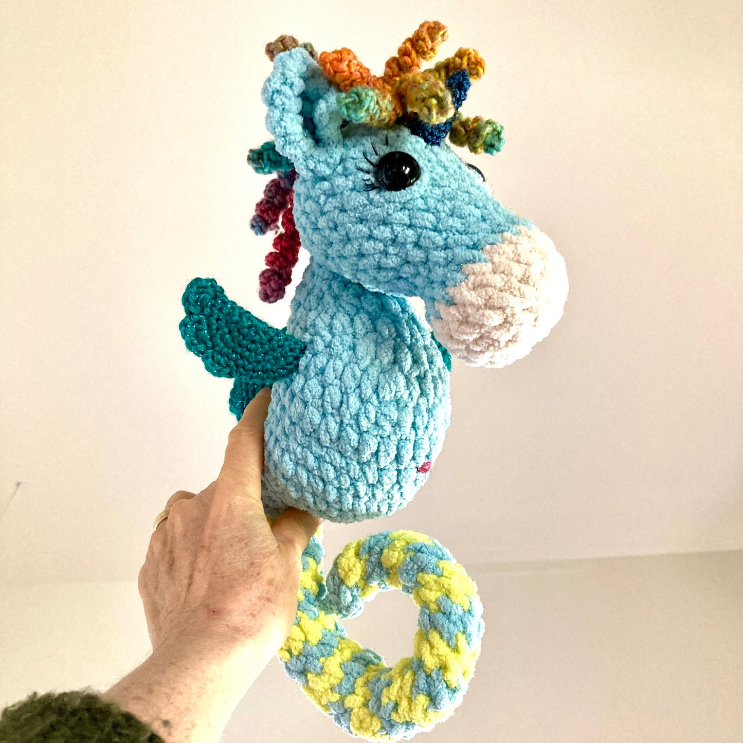 LA LILICORNE SCINTILLANTE, la petit licorne des mers bouclée aux jolie couleurs aquatiques