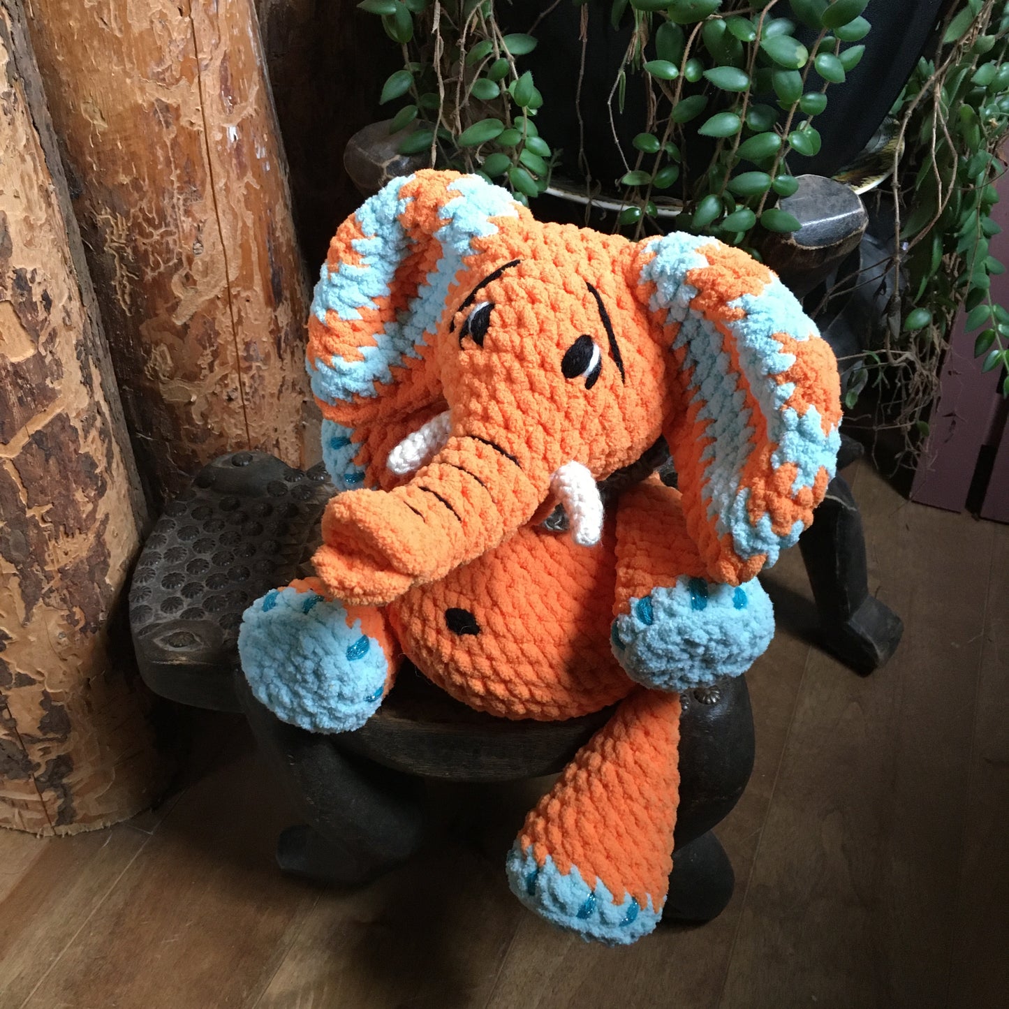 ORANGINA L’ÉLÉPHANT à grosse bedaine, orange et aqua, peut être personnalisé en TOUTOU DE NAISSANCE