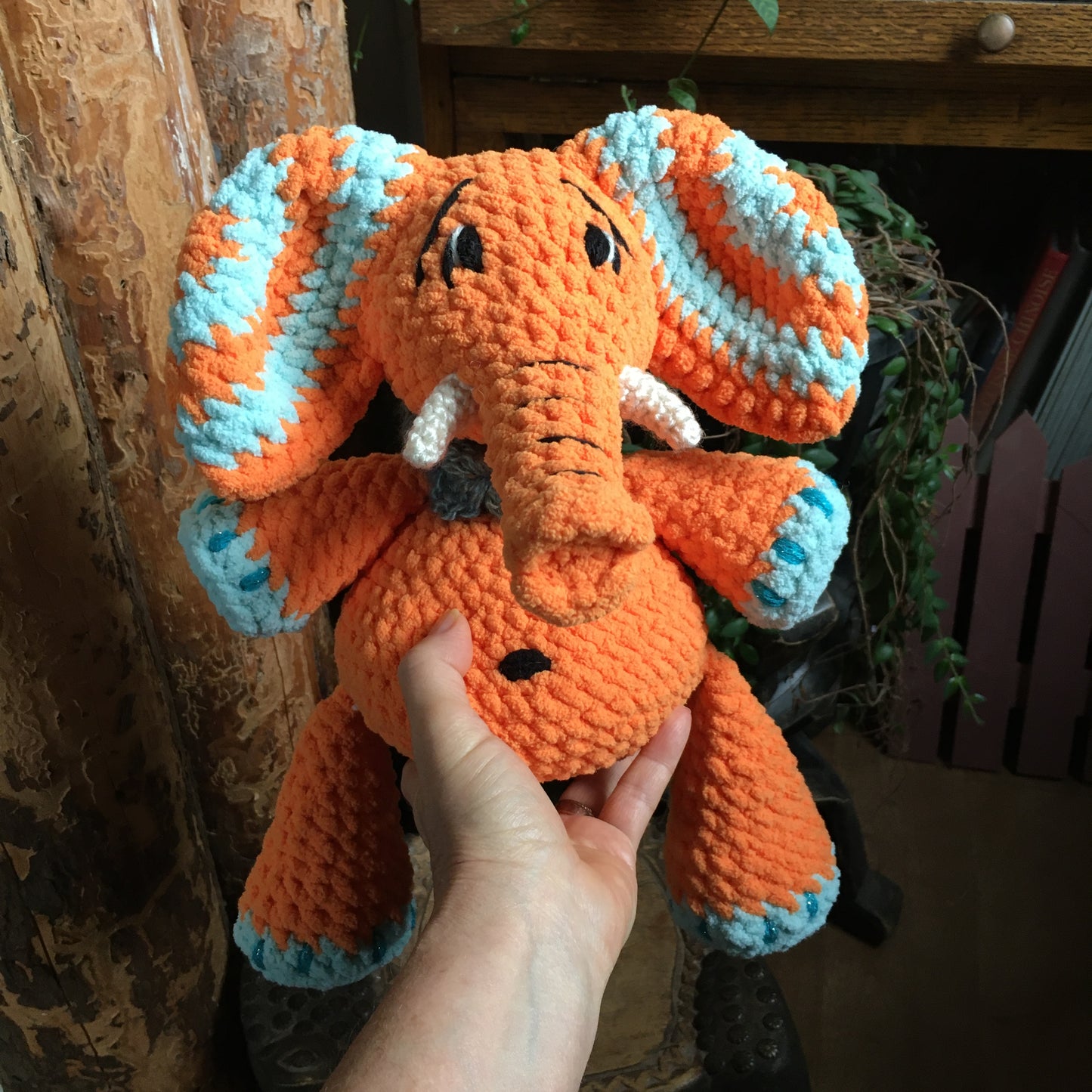 ORANGINA L’ÉLÉPHANT à grosse bedaine, orange et aqua, peut être personnalisé en TOUTOU DE NAISSANCE