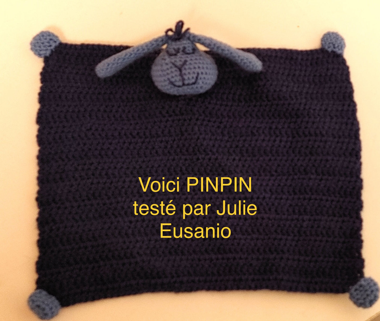 Lapin PINPIN le toutout-doudou hochet, Patron au crochet à télécharger, PDF Français et Anglais