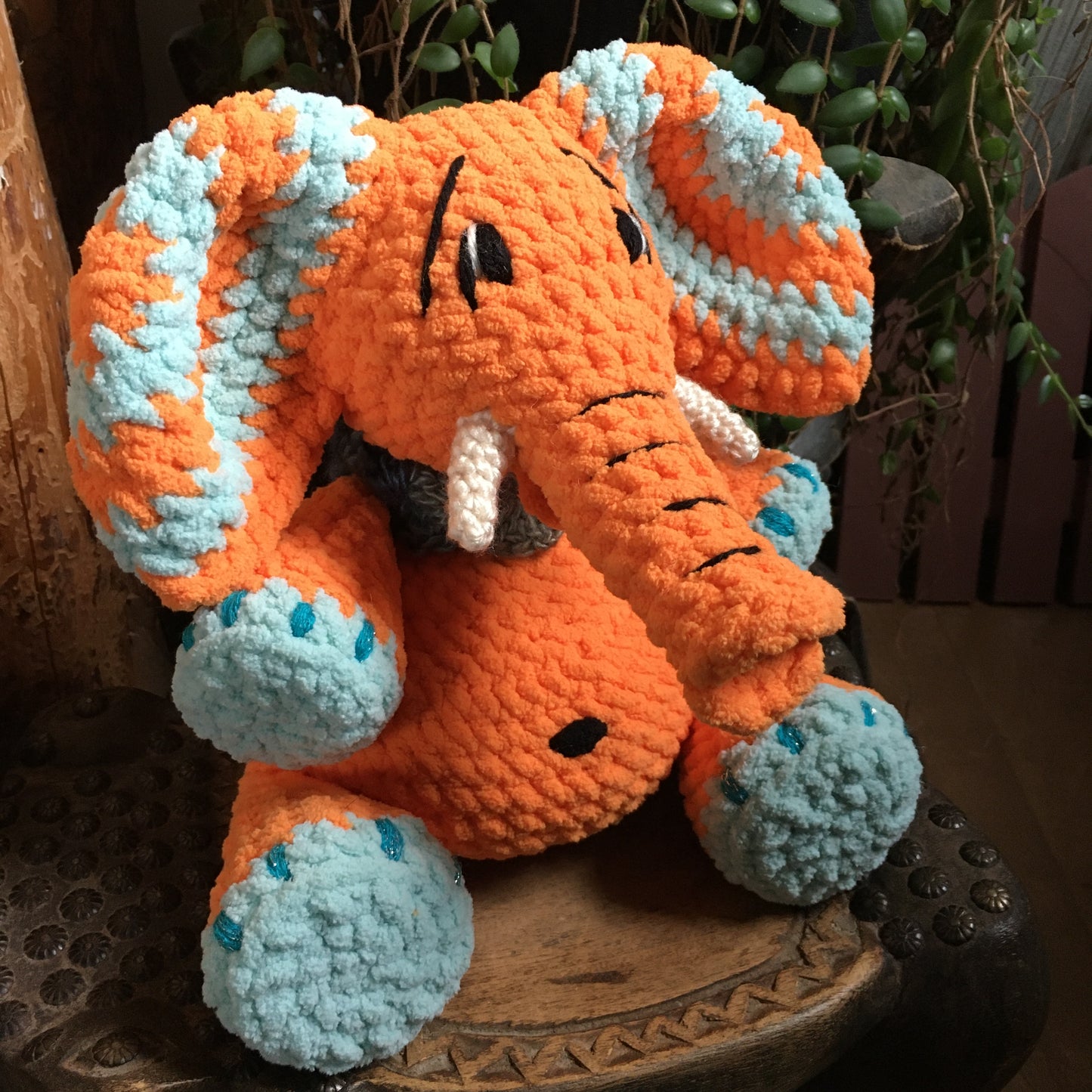 ORANGINA L’ÉLÉPHANT à grosse bedaine, orange et aqua, peut être personnalisé en TOUTOU DE NAISSANCE