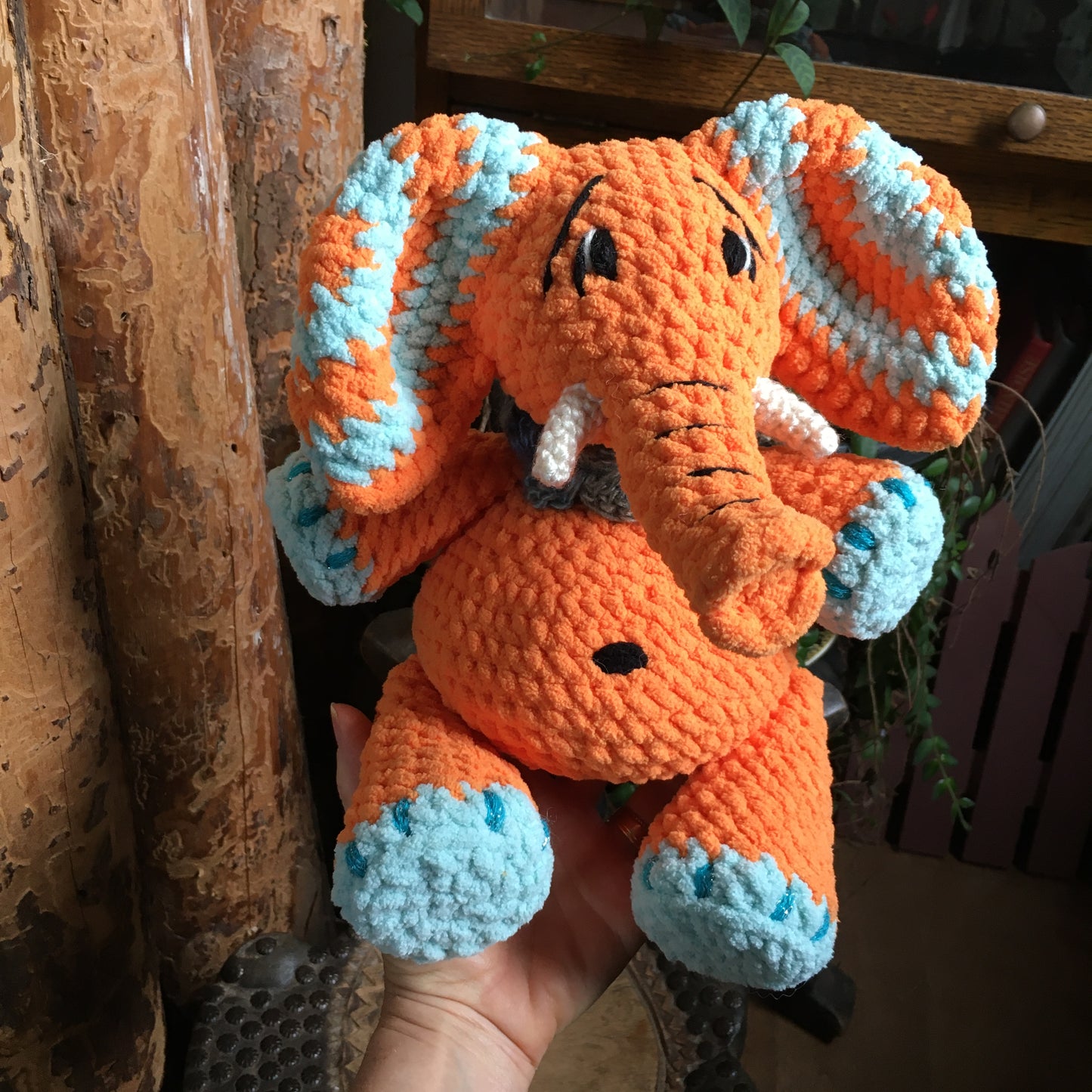 ORANGINA L’ÉLÉPHANT à grosse bedaine, orange et aqua, peut être personnalisé en TOUTOU DE NAISSANCE