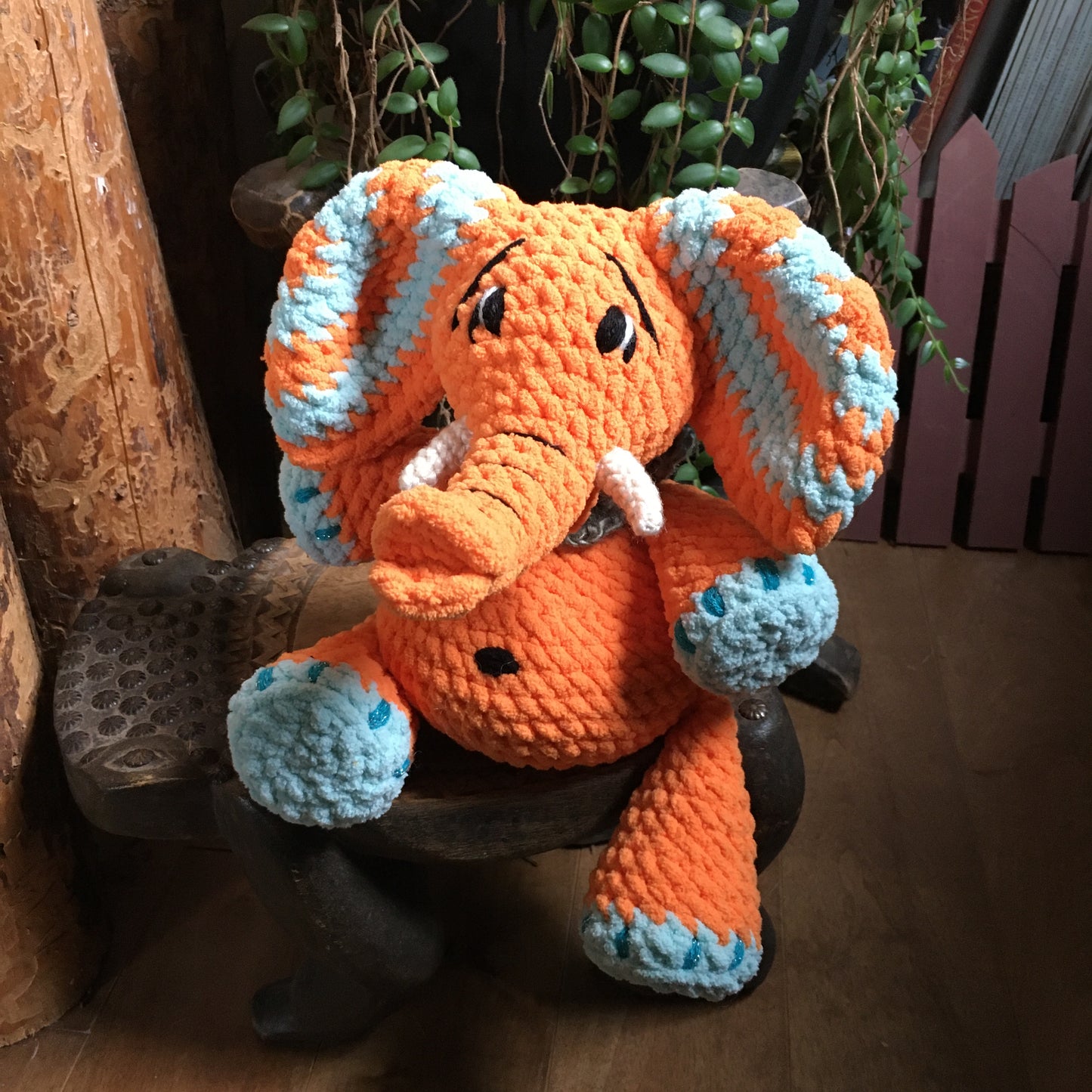 ORANGINA L’ÉLÉPHANT à grosse bedaine, orange et aqua, peut être personnalisé en TOUTOU DE NAISSANCE
