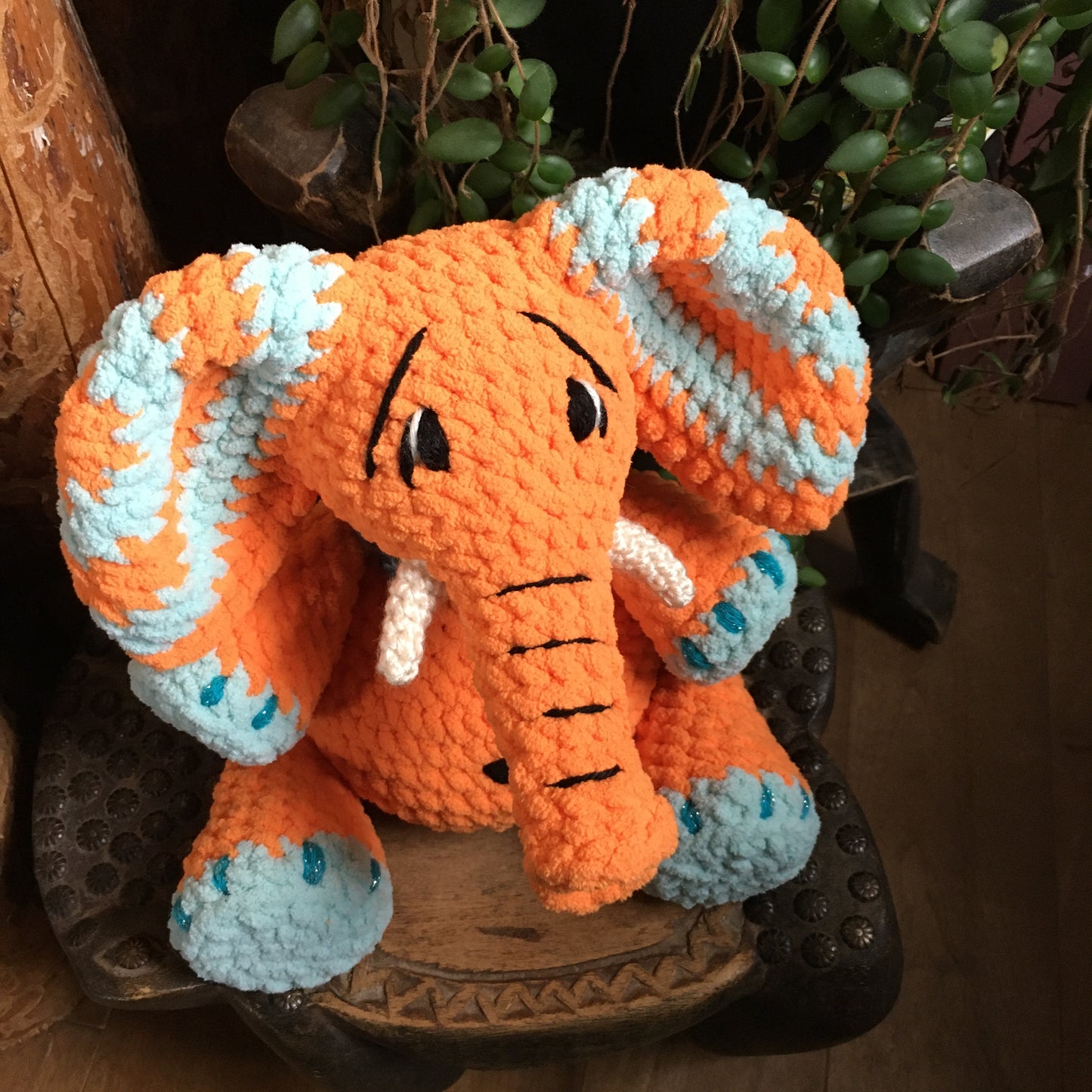 ORANGINA L’ÉLÉPHANT à grosse bedaine, orange et aqua, peut être personnalisé en TOUTOU DE NAISSANCE