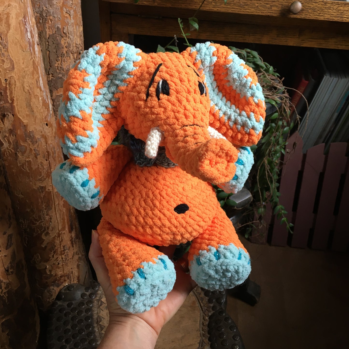 ORANGINA L’ÉLÉPHANT à grosse bedaine, orange et aqua, peut être personnalisé en TOUTOU DE NAISSANCE