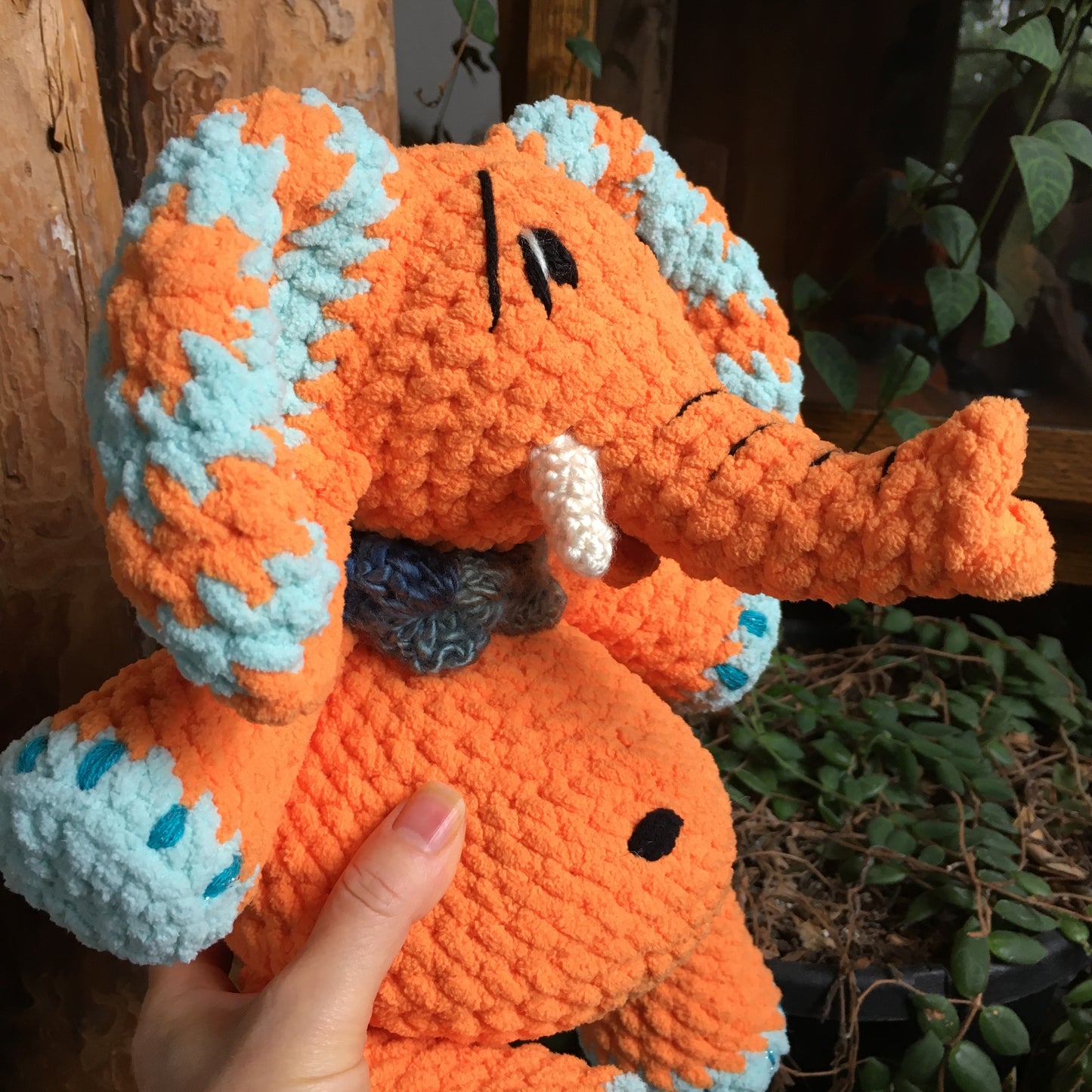 ORANGINA L’ÉLÉPHANT à grosse bedaine, orange et aqua, peut être personnalisé en TOUTOU DE NAISSANCE
