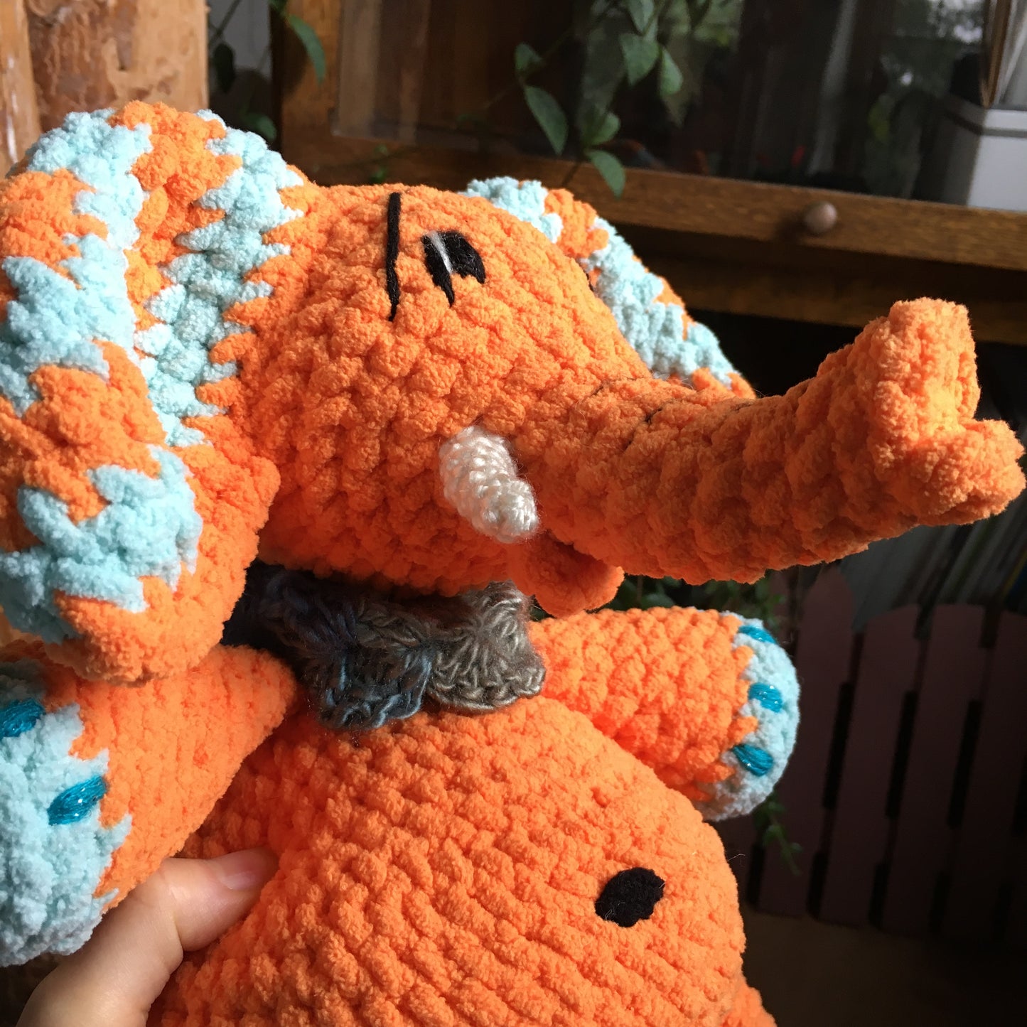 ORANGINA L’ÉLÉPHANT à grosse bedaine, orange et aqua, peut être personnalisé en TOUTOU DE NAISSANCE