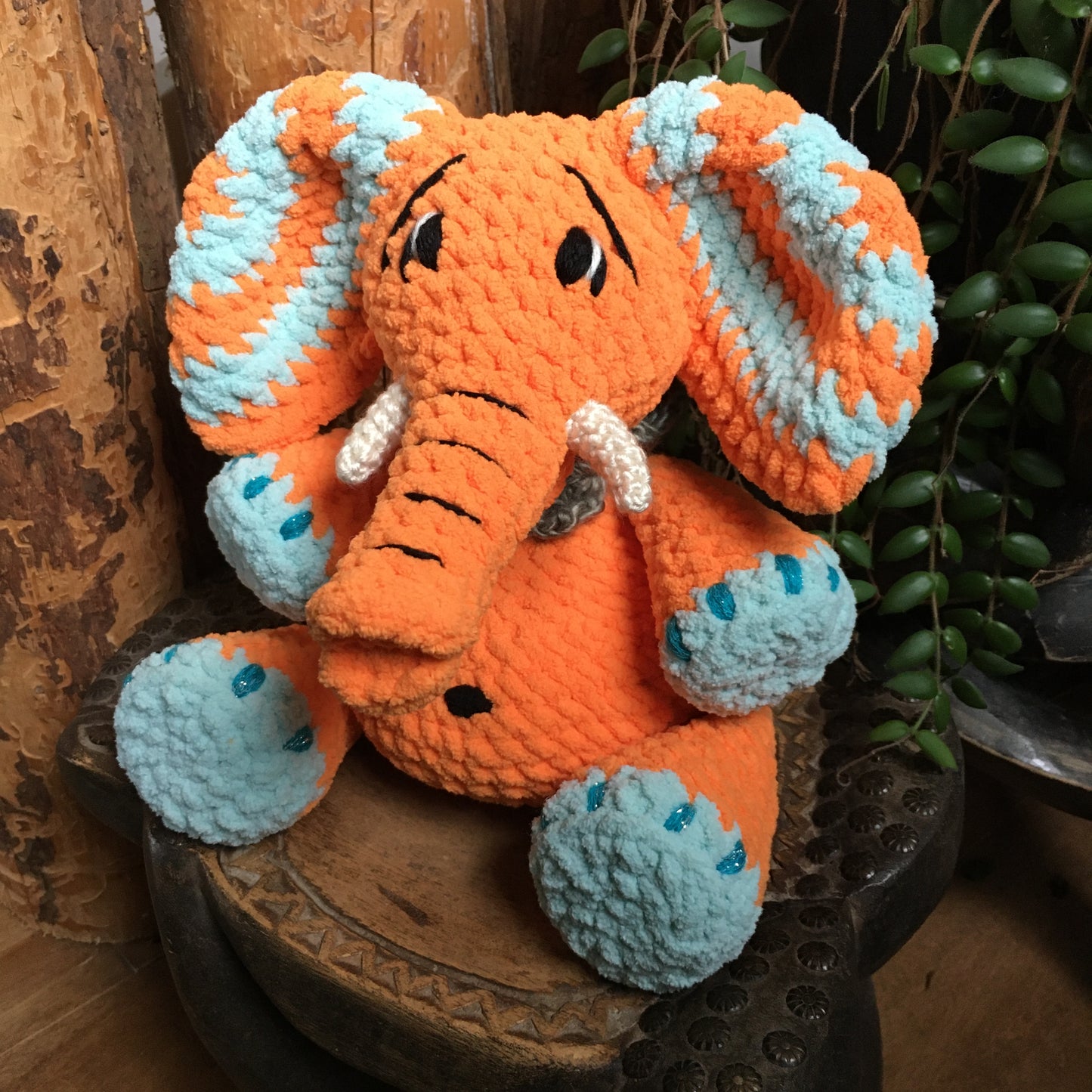 ORANGINA L’ÉLÉPHANT à grosse bedaine, orange et aqua, peut être personnalisé en TOUTOU DE NAISSANCE