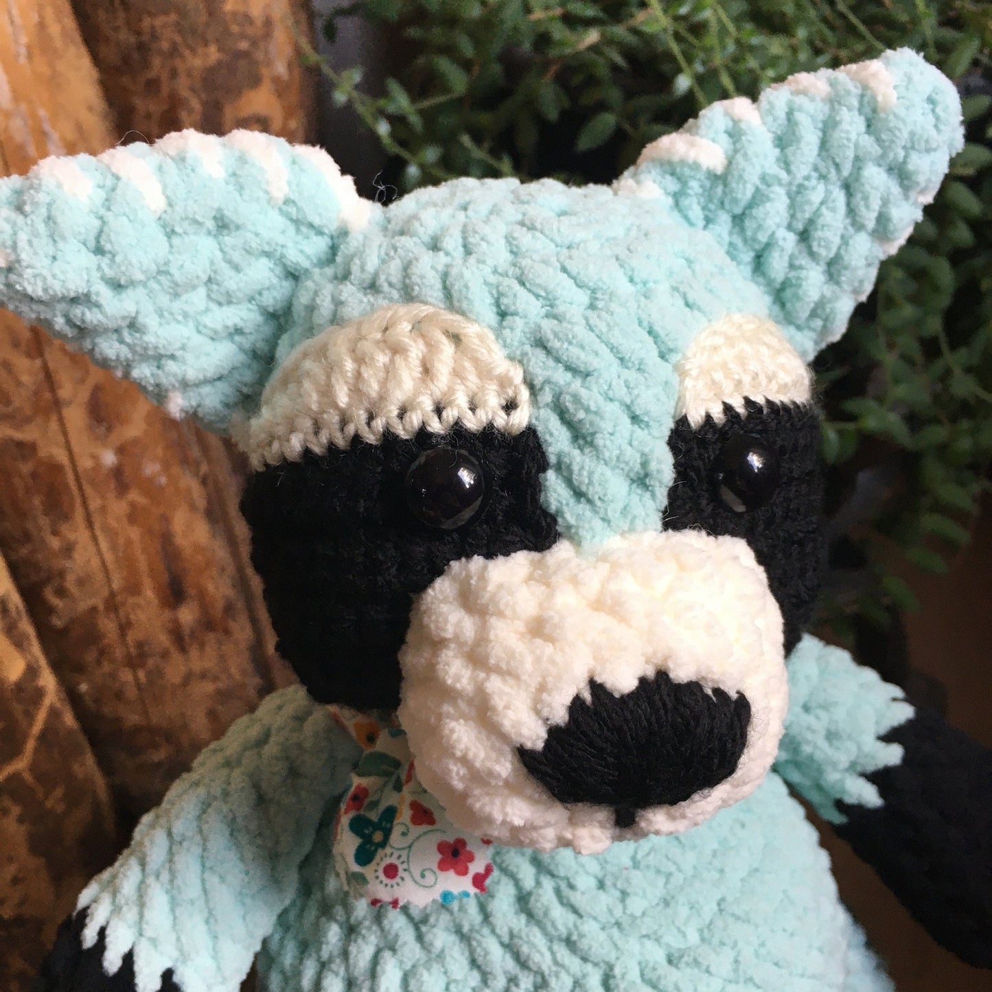 MUFFIN LE RATON-LAVEUR à grosse bedaine, turquoise et noir, amigurumi ami de la forêt Boréale, Peut être personnalisé en TOUTOU DE NAISSANCE
