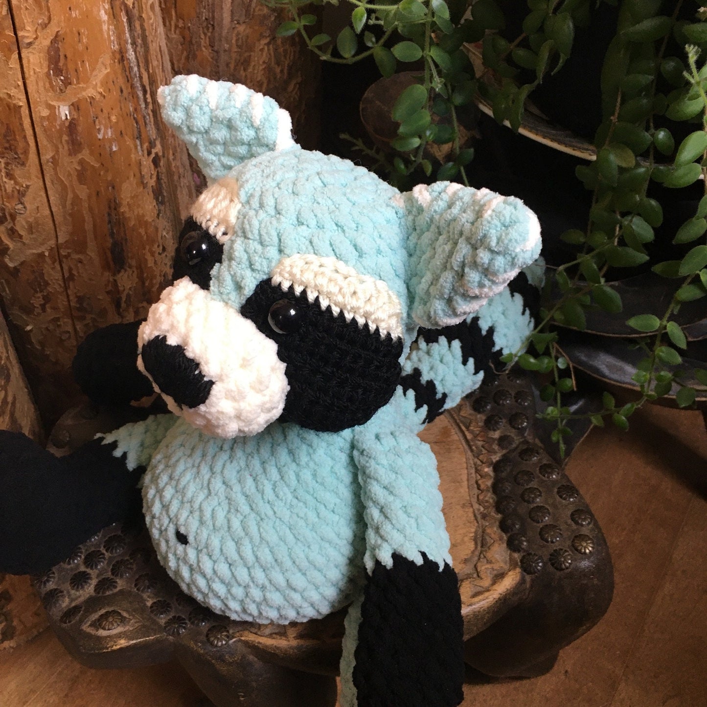 MUFFIN LE RATON-LAVEUR à grosse bedaine, turquoise et noir, amigurumi ami de la forêt Boréale, Peut être personnalisé en TOUTOU DE NAISSANCE