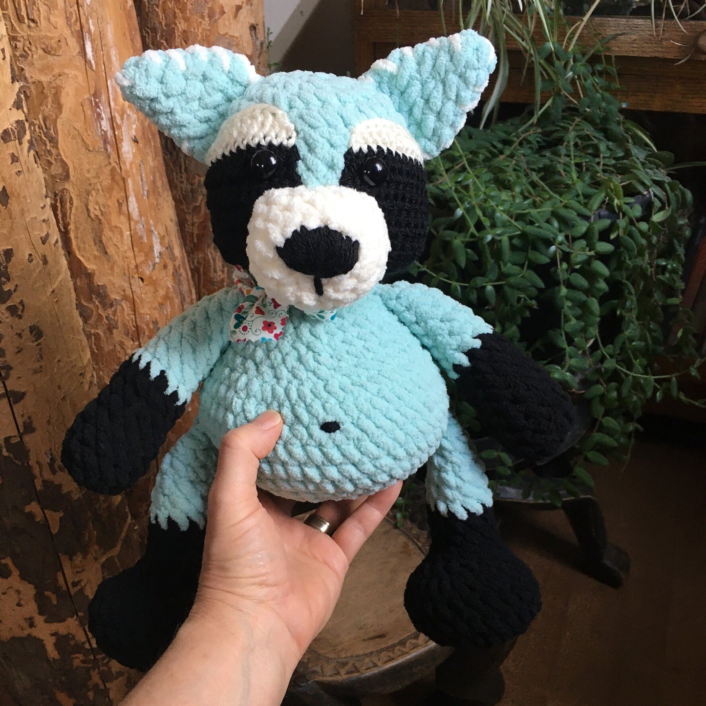MUFFIN LE RATON-LAVEUR à grosse bedaine, turquoise et noir, amigurumi ami de la forêt Boréale, Peut être personnalisé en TOUTOU DE NAISSANCE
