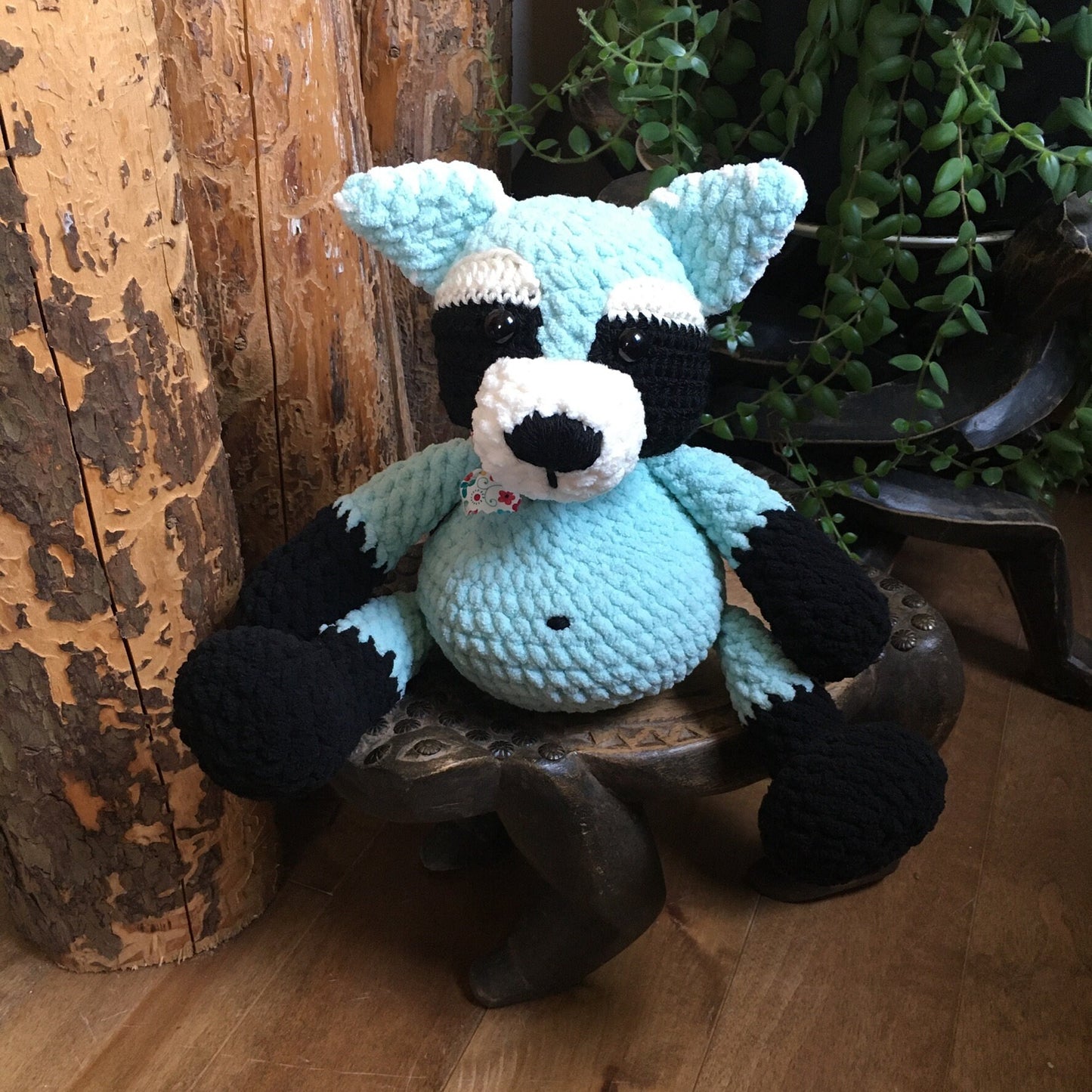 MUFFIN LE RATON-LAVEUR à grosse bedaine, turquoise et noir, amigurumi ami de la forêt Boréale, Peut être personnalisé en TOUTOU DE NAISSANCE