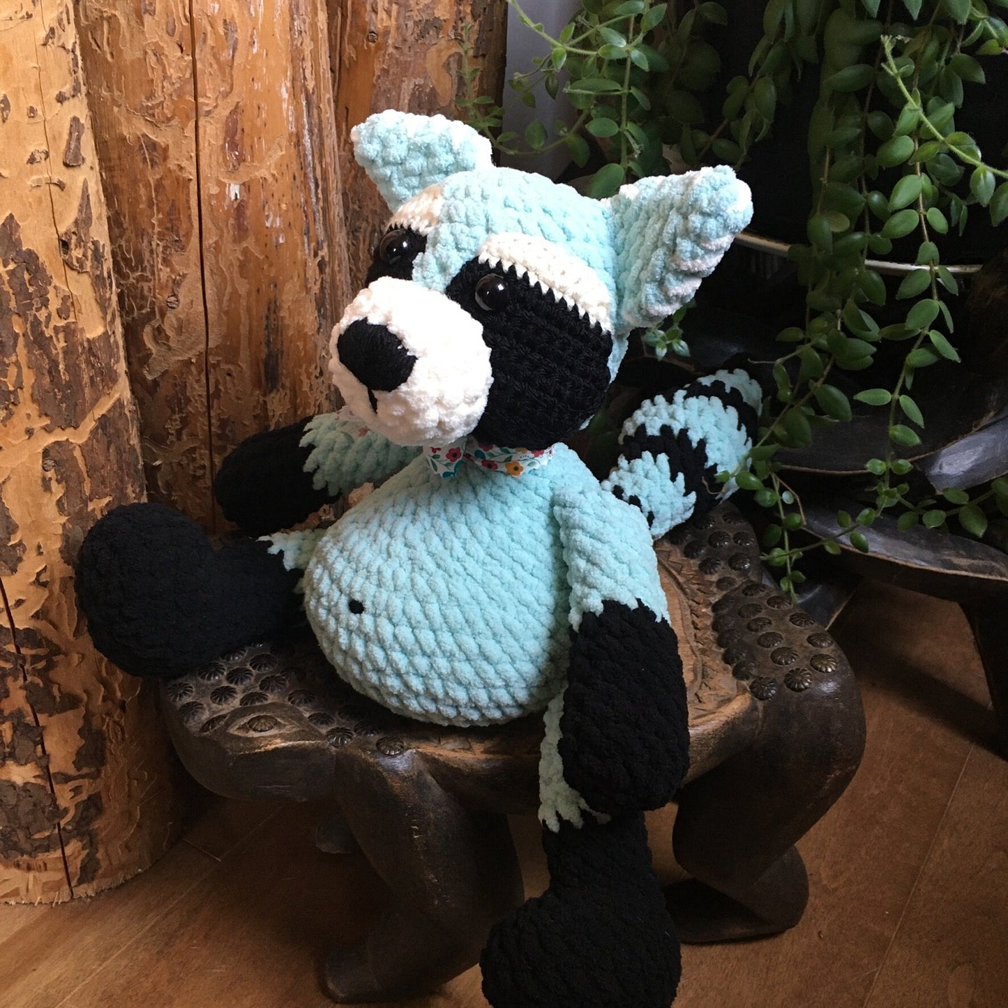 MUFFIN LE RATON-LAVEUR à grosse bedaine, turquoise et noir, amigurumi ami de la forêt Boréale, Peut être personnalisé en TOUTOU DE NAISSANCE