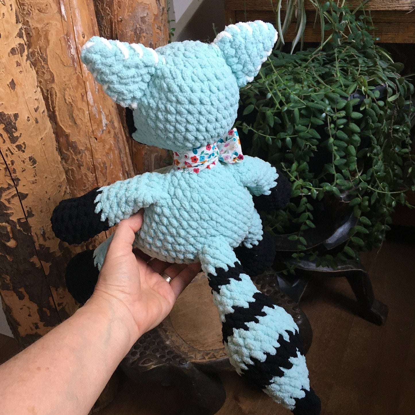 MUFFIN LE RATON-LAVEUR à grosse bedaine, turquoise et noir, amigurumi ami de la forêt Boréale, Peut être personnalisé en TOUTOU DE NAISSANCE