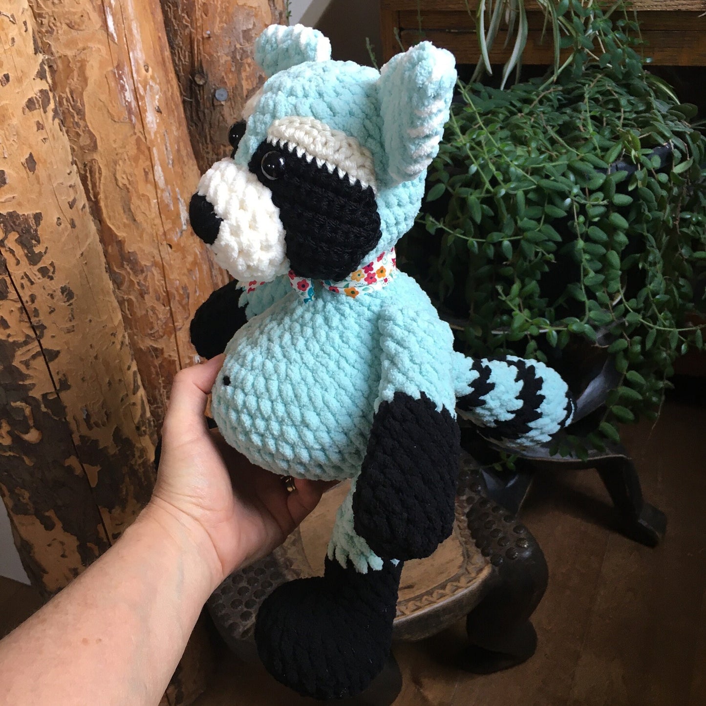MUFFIN LE RATON-LAVEUR à grosse bedaine, turquoise et noir, amigurumi ami de la forêt Boréale, Peut être personnalisé en TOUTOU DE NAISSANCE