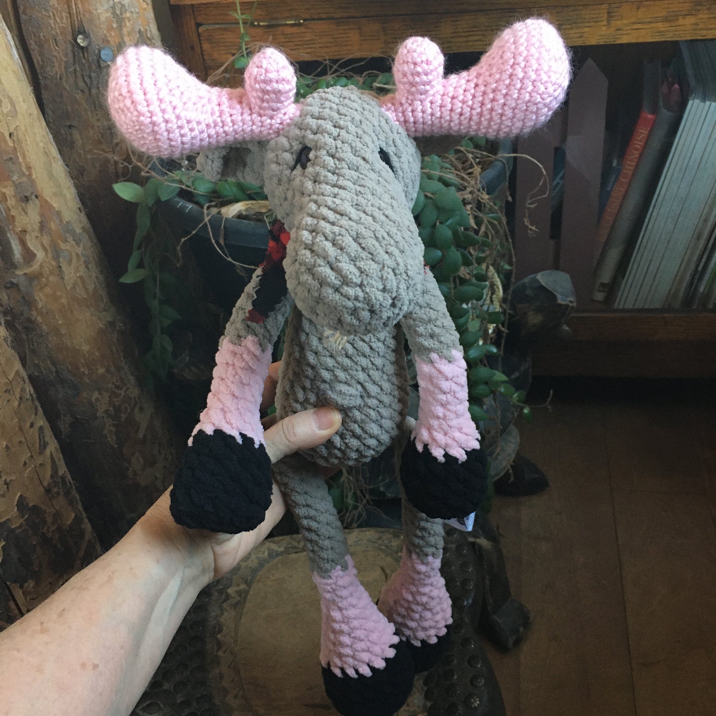 Jack le NONORIGNAL couleurs chocolat au lait et rose, avec yeux sécuritaire, la peluche orignal style lumberjack, Peut être personnalisé en TOUTOU DE NAISANCE