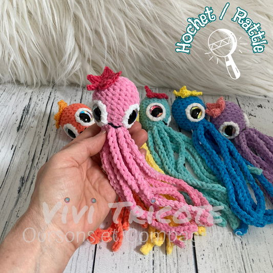 MINI OLLIE LA PIEUVRE - Darling Rose - Amigurumi HOCHET avec MAGNIFIQUES YEUX IRIDESCENTS BLEU (#1062)