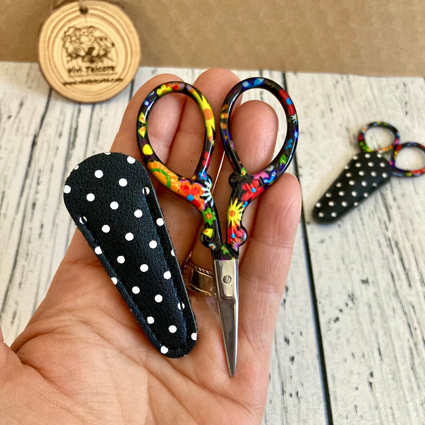 EMBROIDERY SCISSORS - COLORFUL FLOWERS pattern