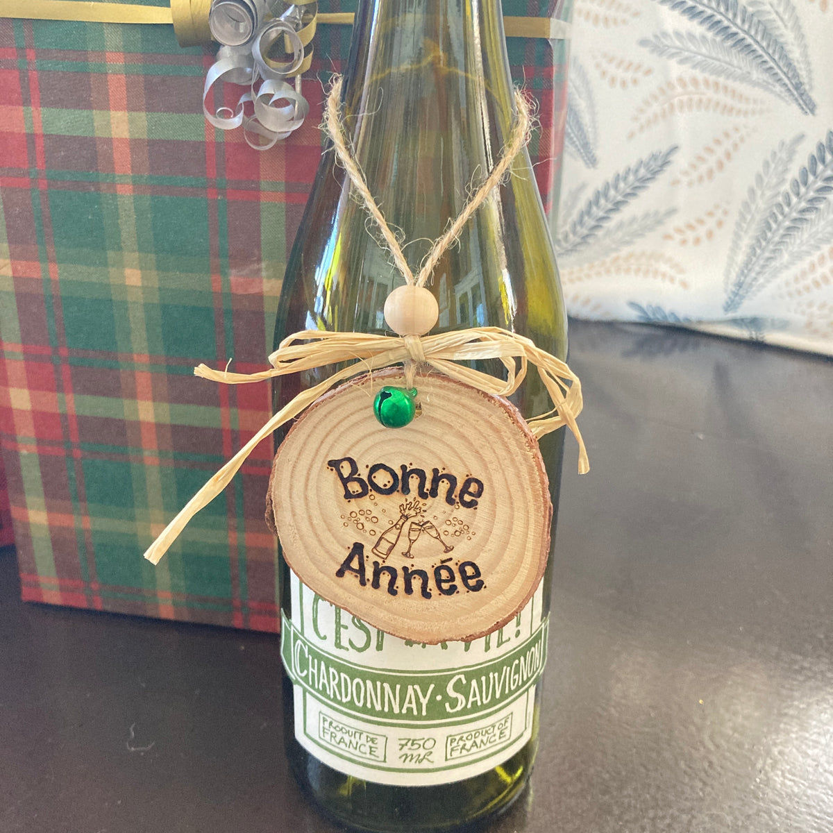 BONNE ANNÉE (champagne) - Engraved wooden ornament