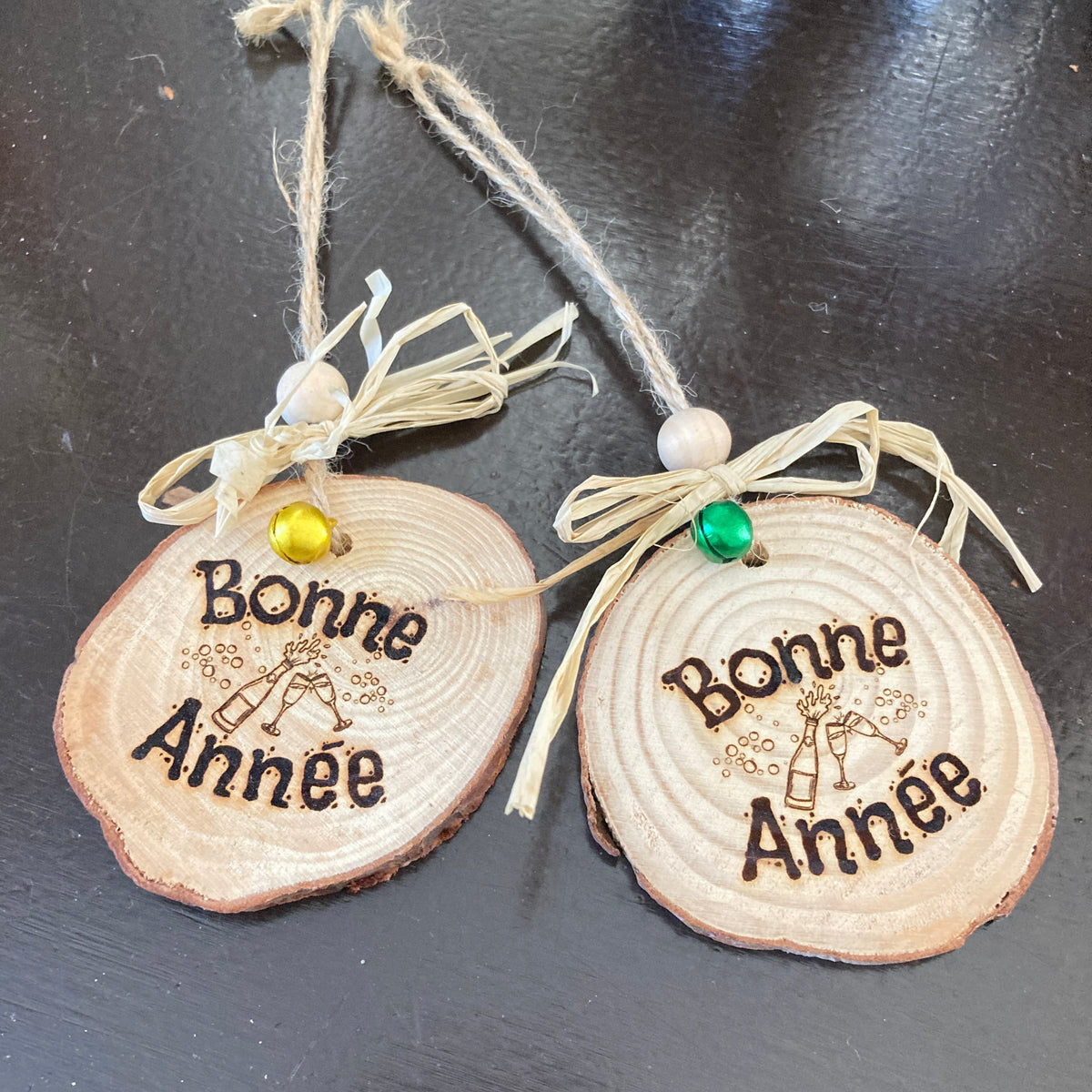 BONNE ANNÉE (champagne) - Engraved wooden ornament