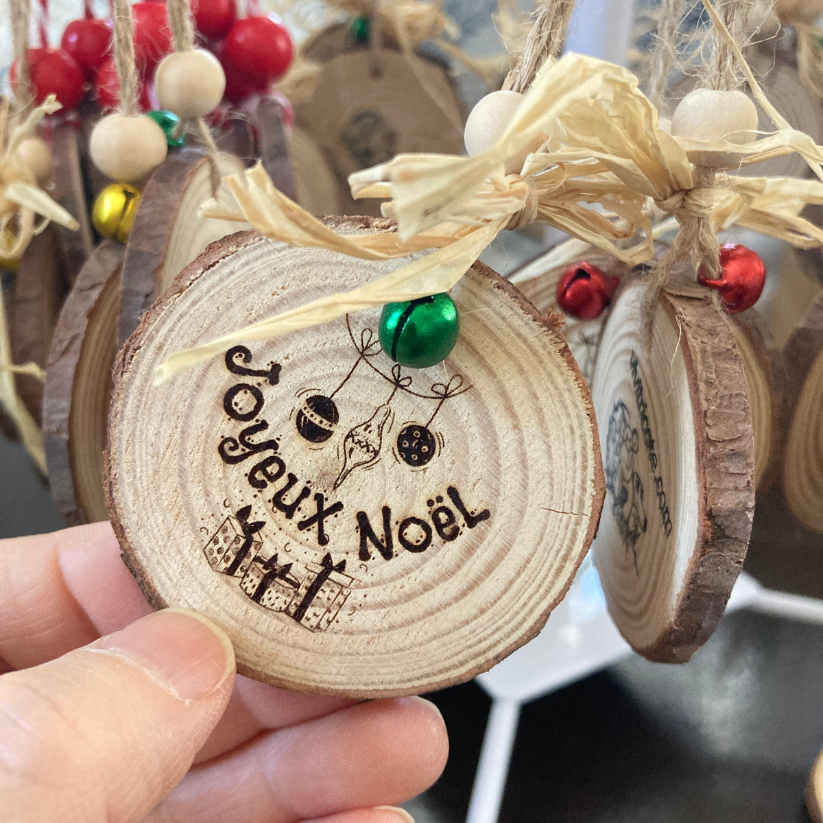 JOYEUX NOËL (cadeaux) - ORNEMENT en BOIS gravé
