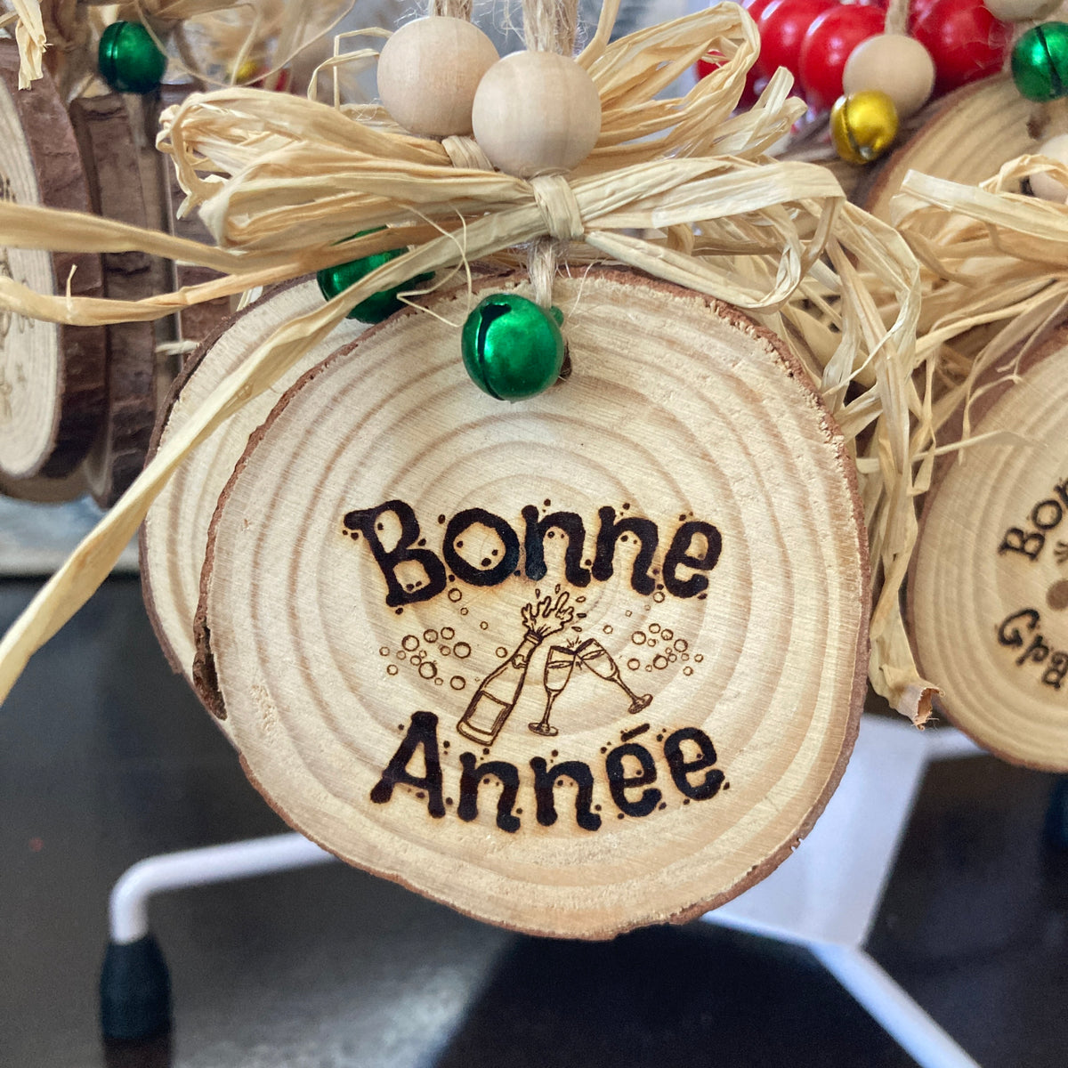 BONNE ANNÉE (champagne) - Engraved wooden ornament
