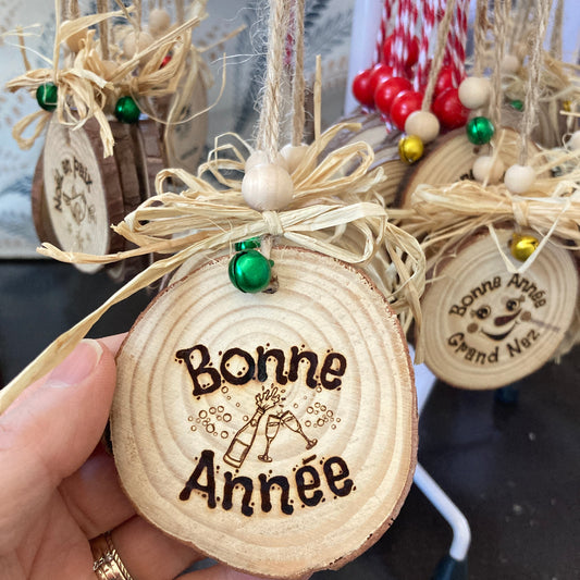 BONNE ANNÉE (champagne) - Engraved wooden ornament