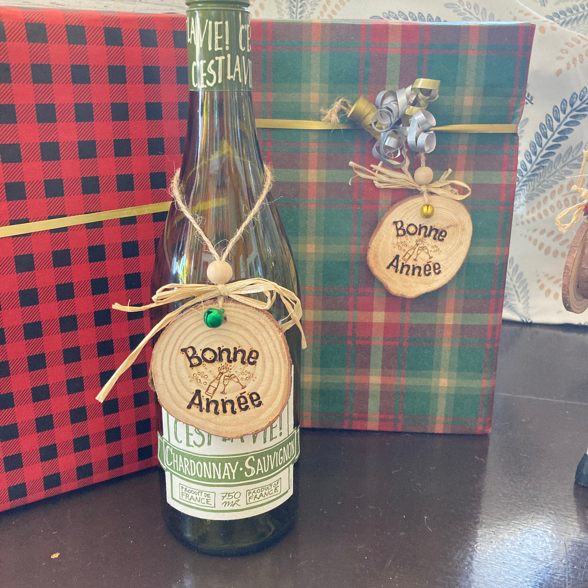 BONNE ANNÉE (champagne) - Engraved wooden ornament