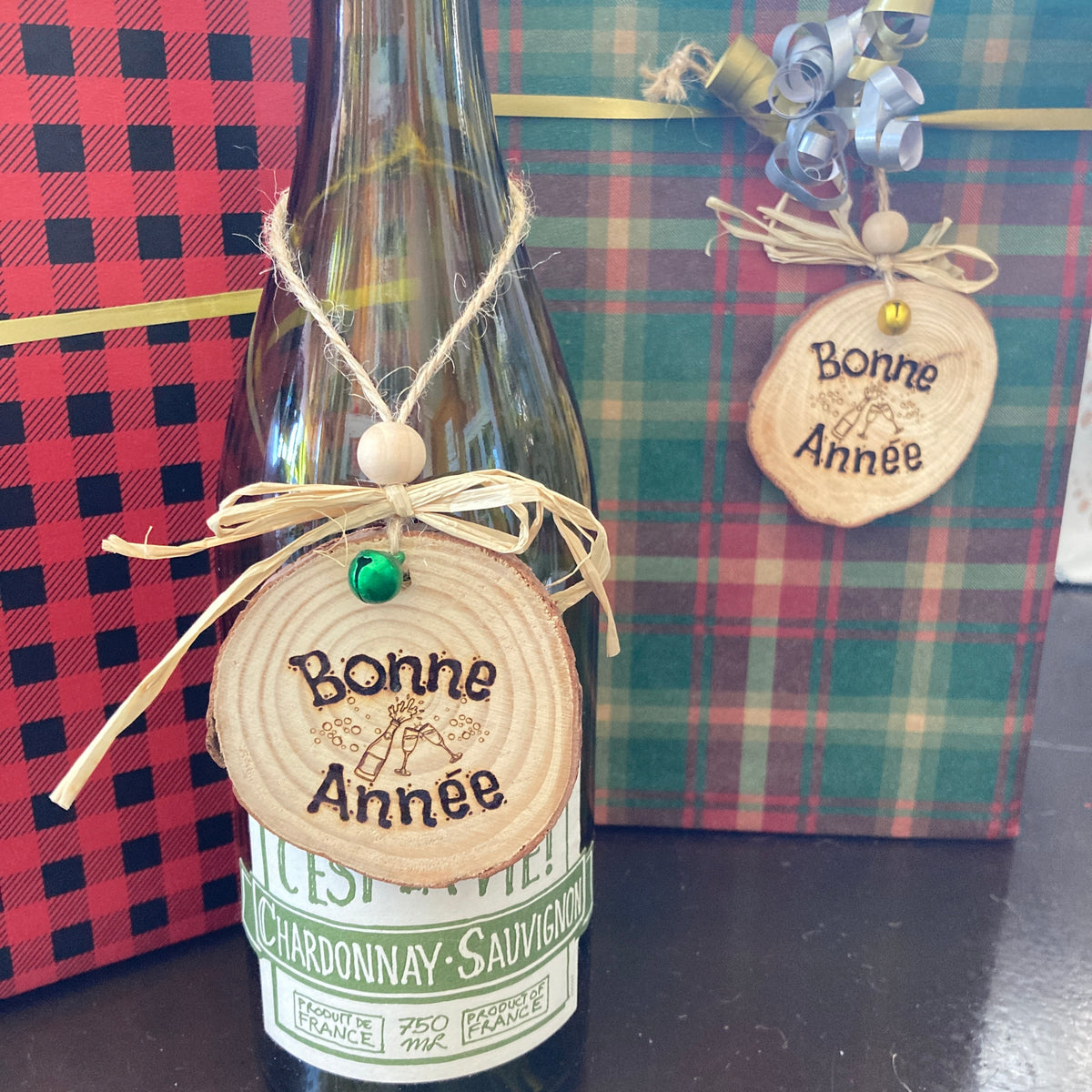BONNE ANNÉE (champagne) - Engraved wooden ornament