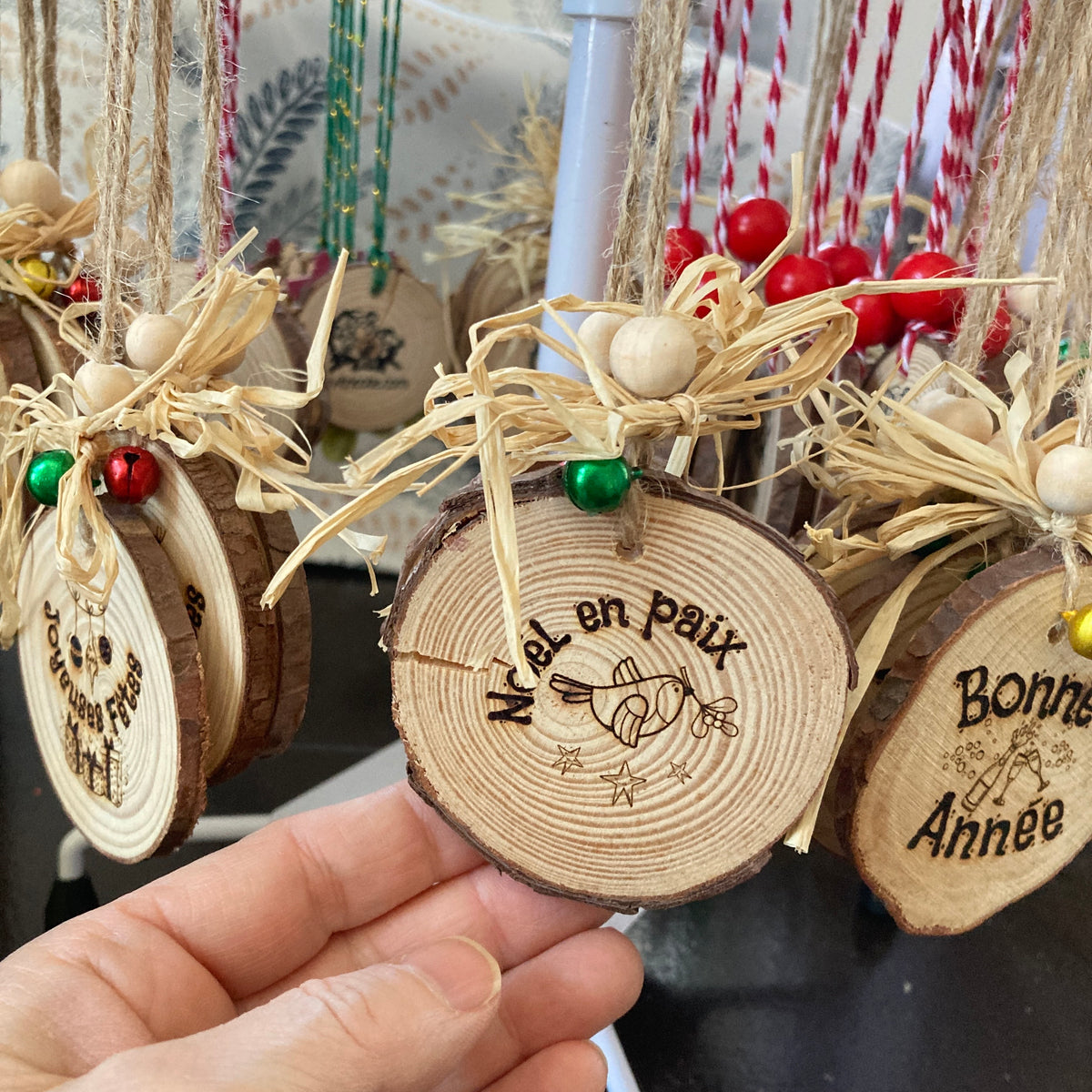 NOËL EN PAIX (oiseau) - ORNEMENT en BOIS gravé