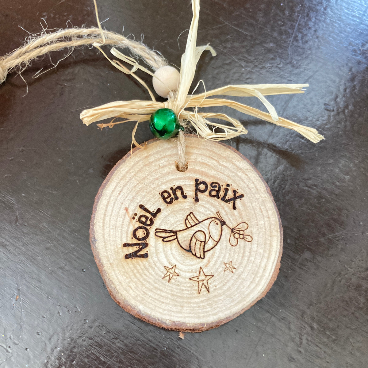 NOËL EN PAIX (oiseau) - ORNEMENT en BOIS gravé