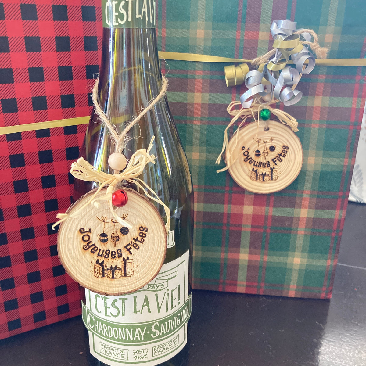 JOYEUSES FÊTES (cadeaux) - ORNEMENT en BOIS gravé