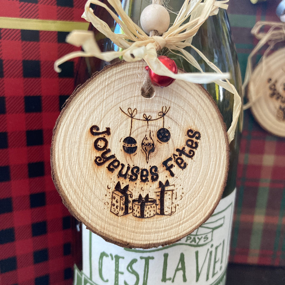 JOYEUSES FÊTES (cadeaux) - ORNEMENT en BOIS gravé