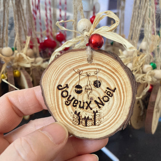 JOYEUX NOËL (cadeaux) - ORNEMENT en BOIS gravé